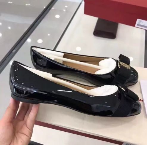 Ferragamo Varina Bow-embellished Patent-leather Ballet Flats In Black