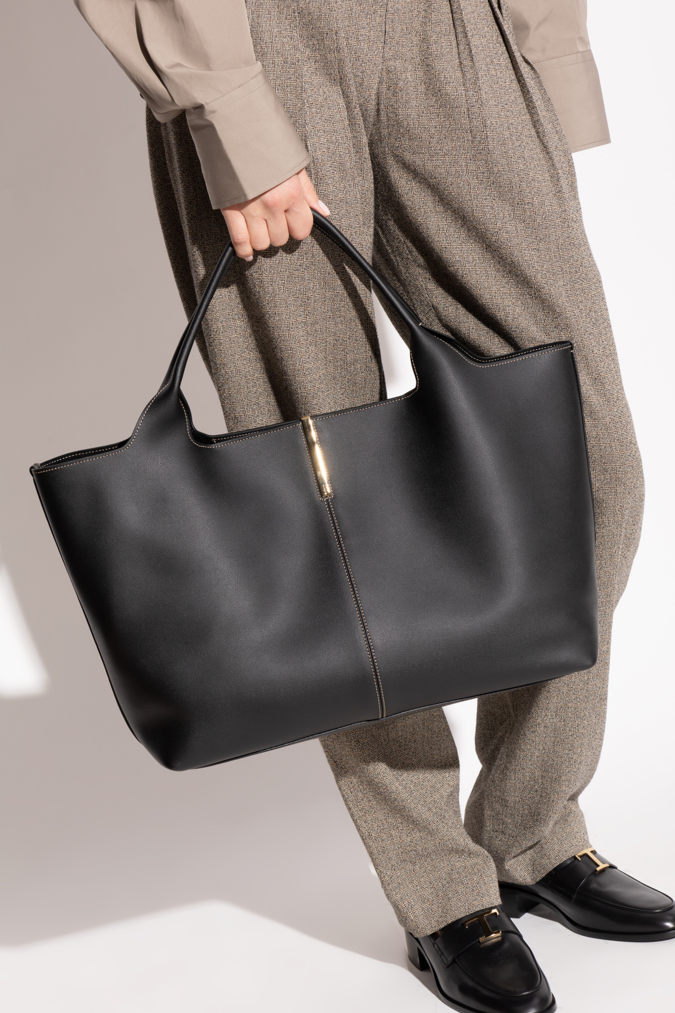 Tod's Black Shopper With Two Top Handles And Metal Bar With Logo In Leather Woman In Black