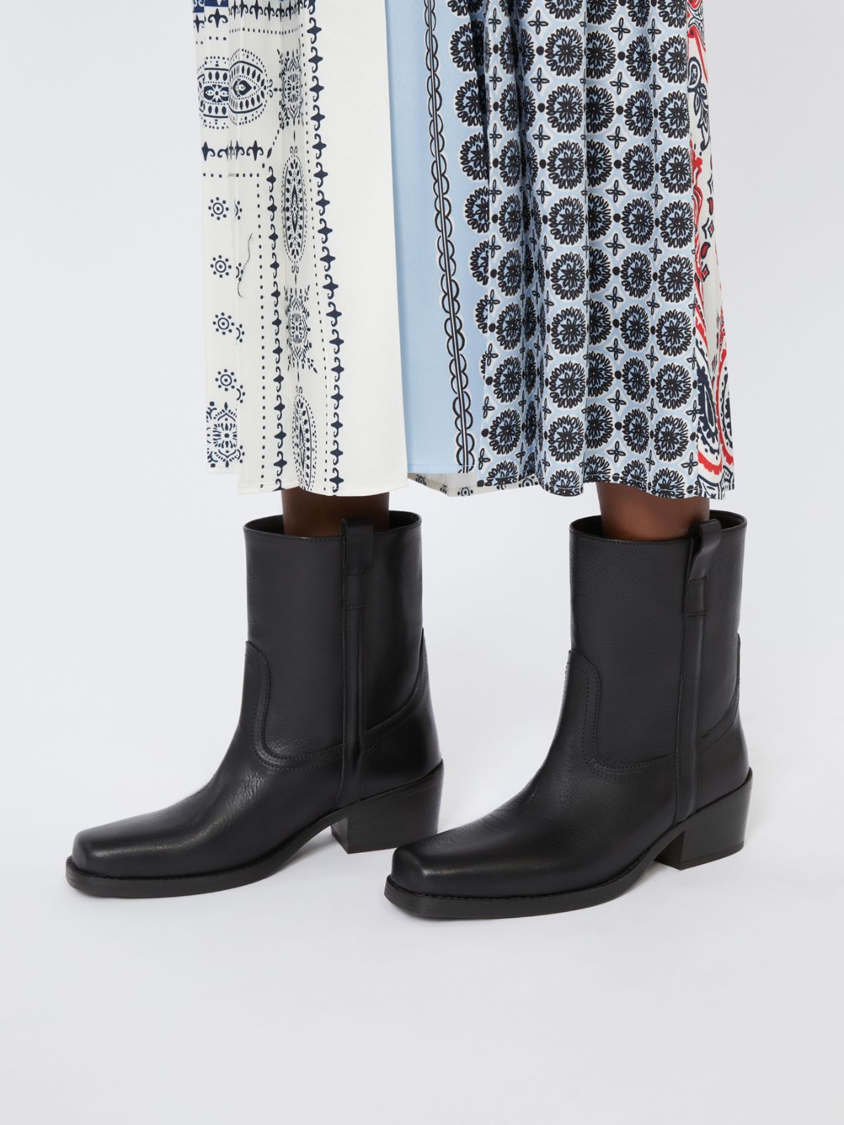 Weekend Max Mara Square Toe Ankle Boots In Black