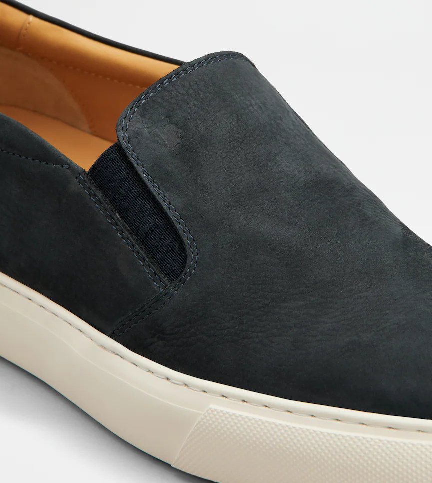 Tod's Slip-on Low-top Casual Shoes In Black
