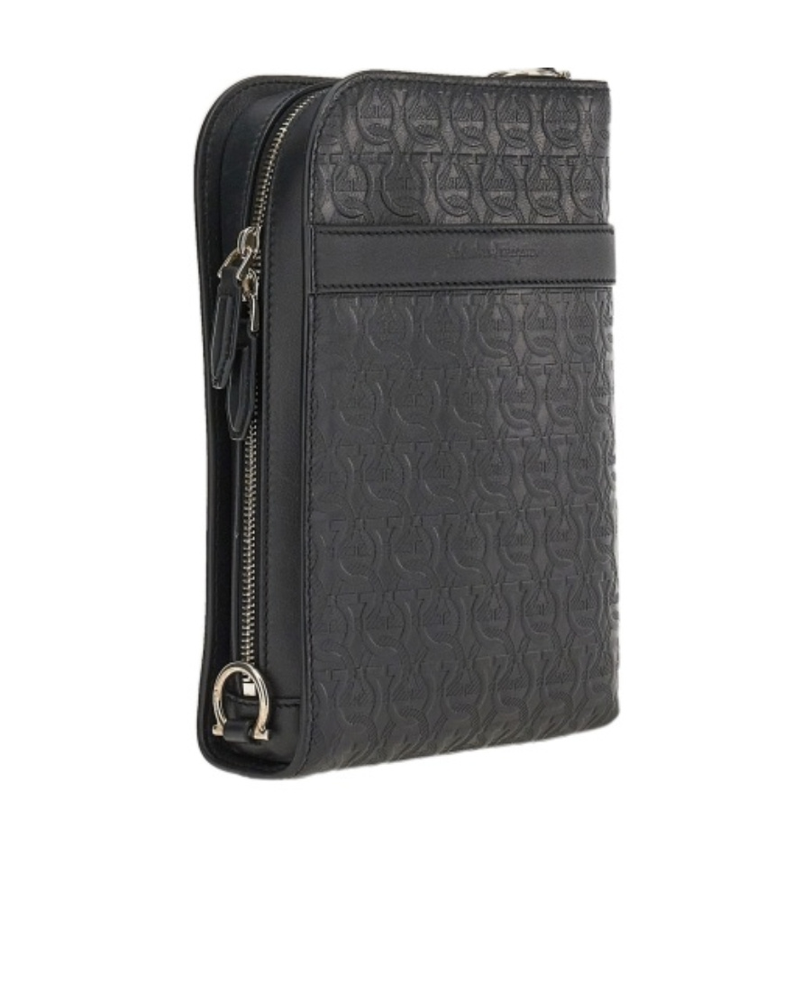 Ferragamo Gancini-embossed Messenger Bag In Black
