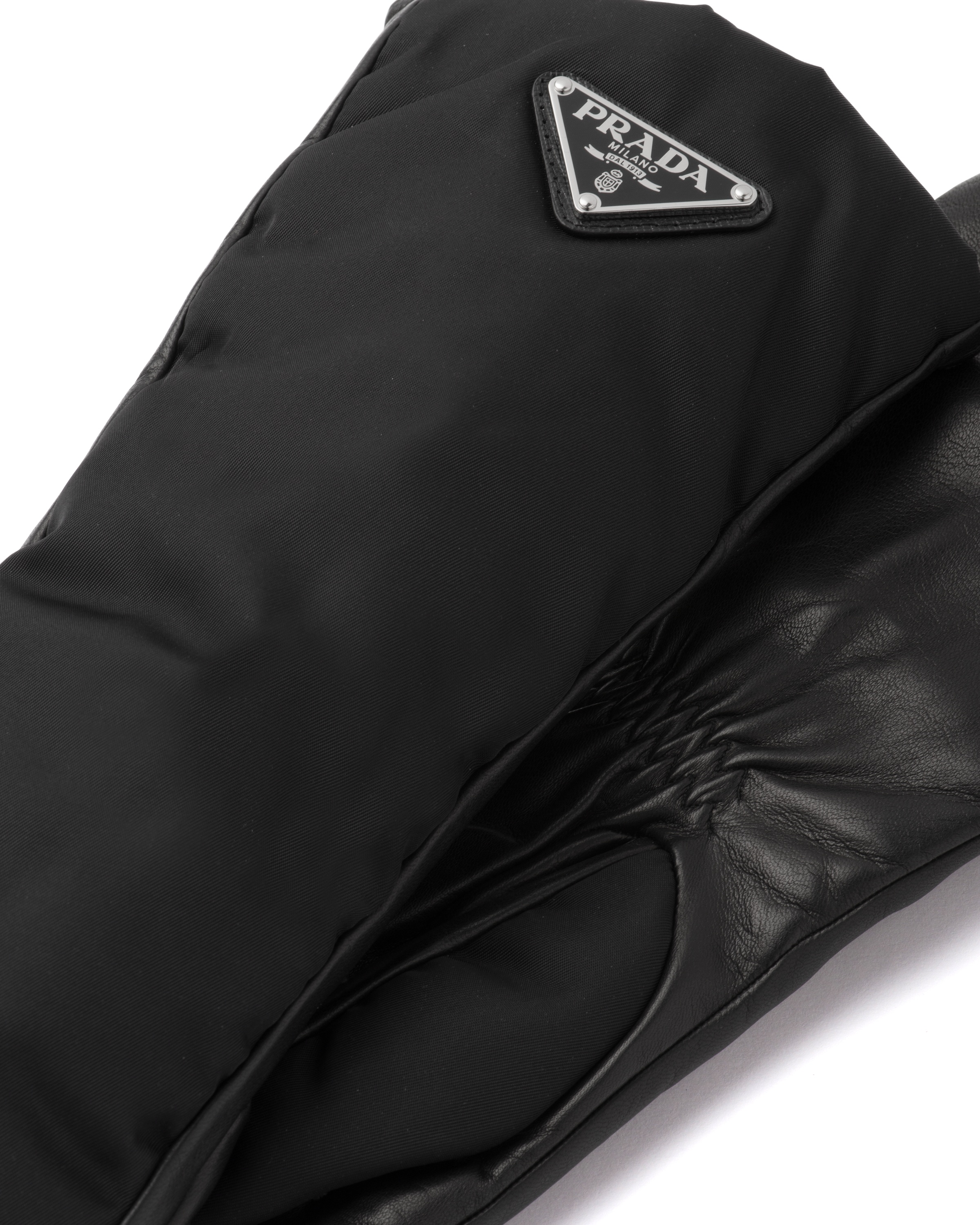 Prada Logo Plaque Gloves In Black