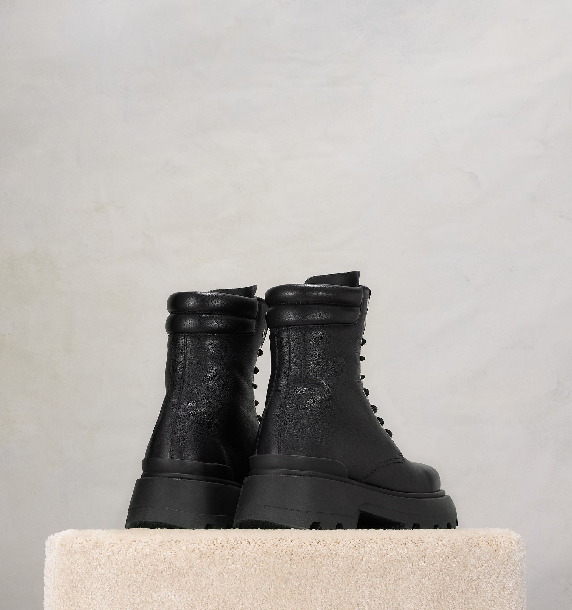 Ami Alexandre Mattiussi Round Head Lace-up Boots In Black