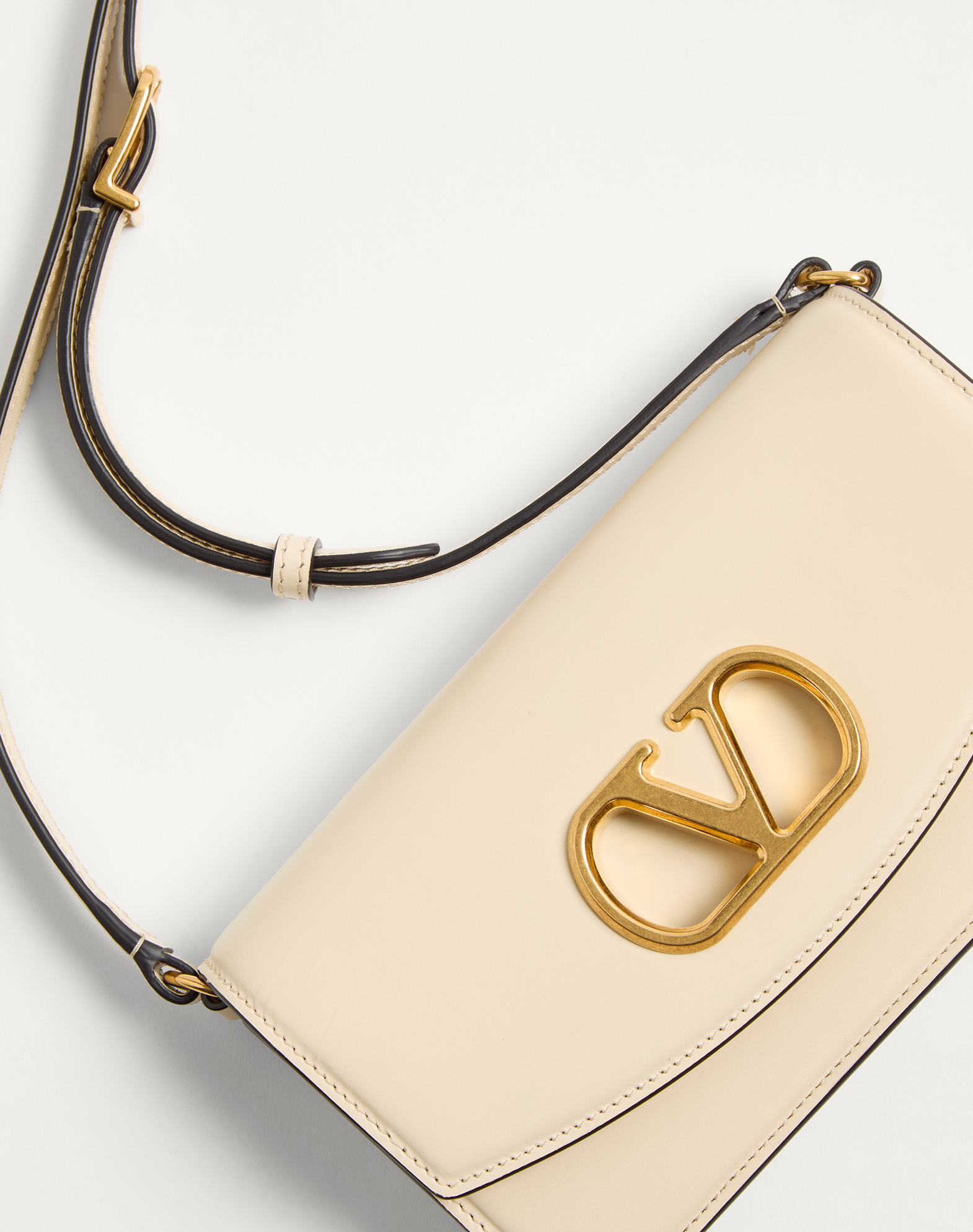 Valentino Garavani Garavani Vain Clutch Bag In Shiny Calfskin Woman Butter Uni In Neutral