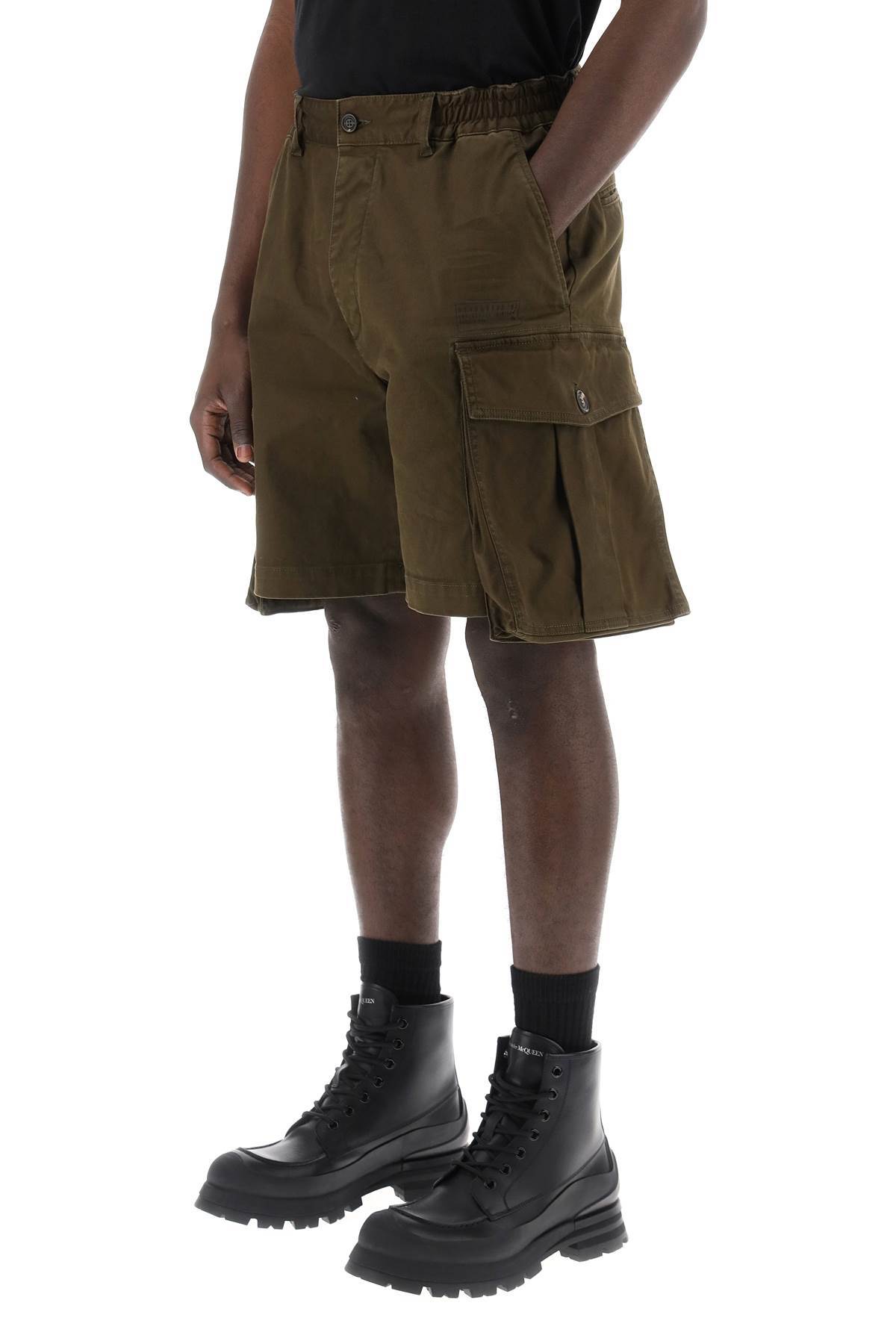 Dsquared2 Straight Leg Cargo Shorts In Green