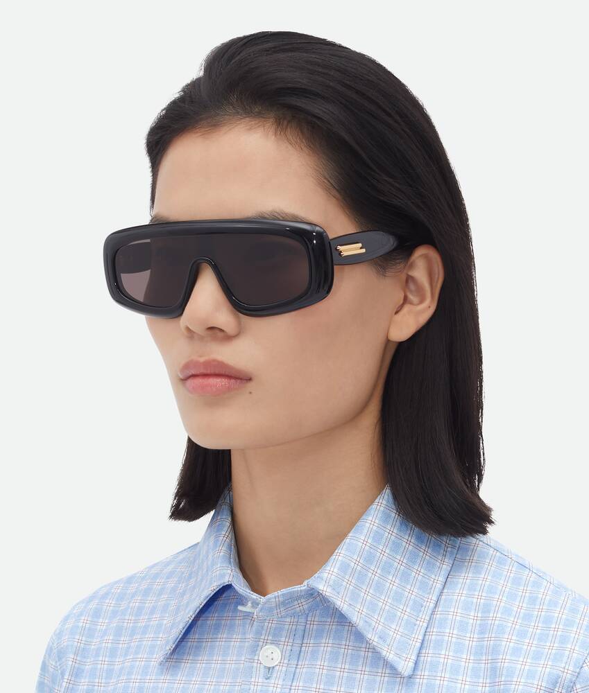 Bottega Veneta Logo Shield Sunglasses In Black