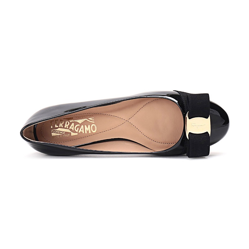 Ferragamo Varina Bow-embellished Patent-leather Ballet Flats In Black