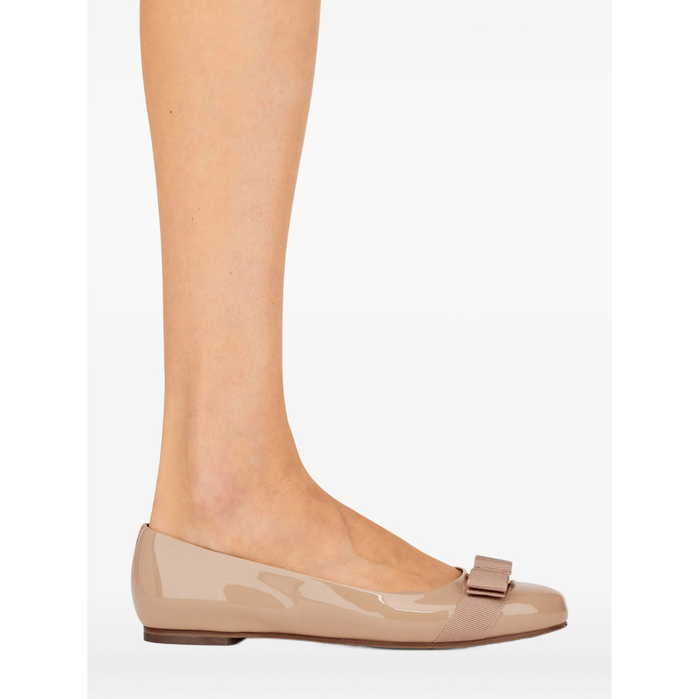 Ferragamo Varina Patent Bow-detail Ballet Flats In Neutral