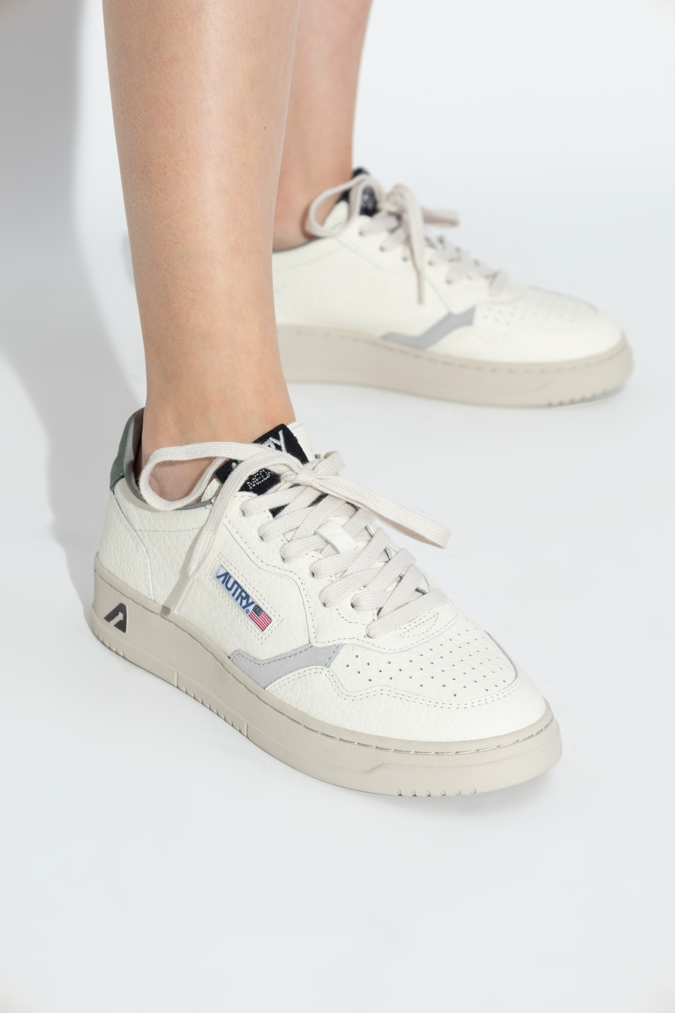Autry Round Toe Low-top Casual Shoes In White