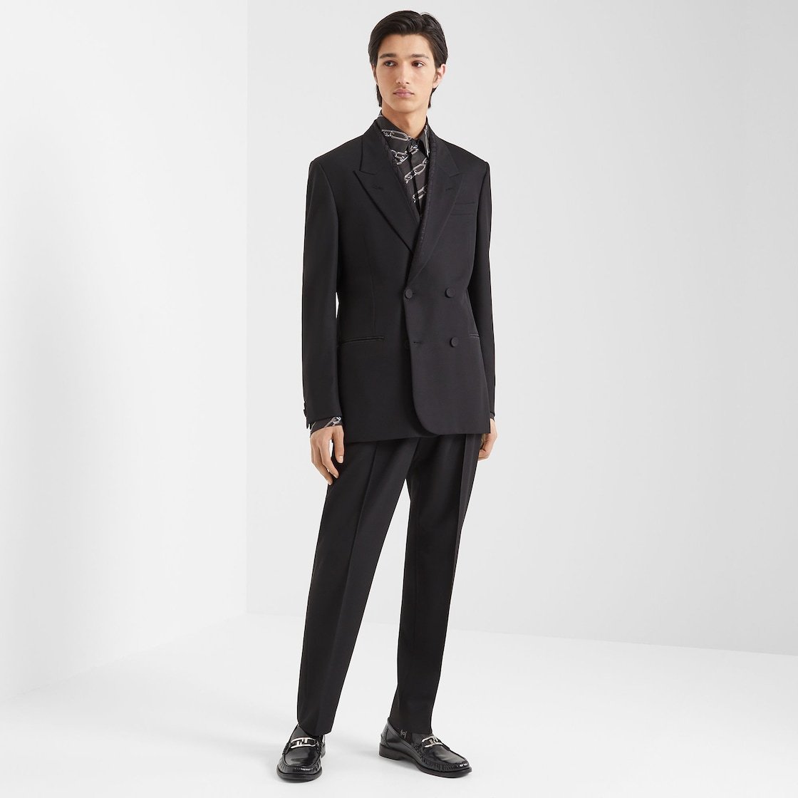Fendi Logo-plaque Leather Loafers In Black