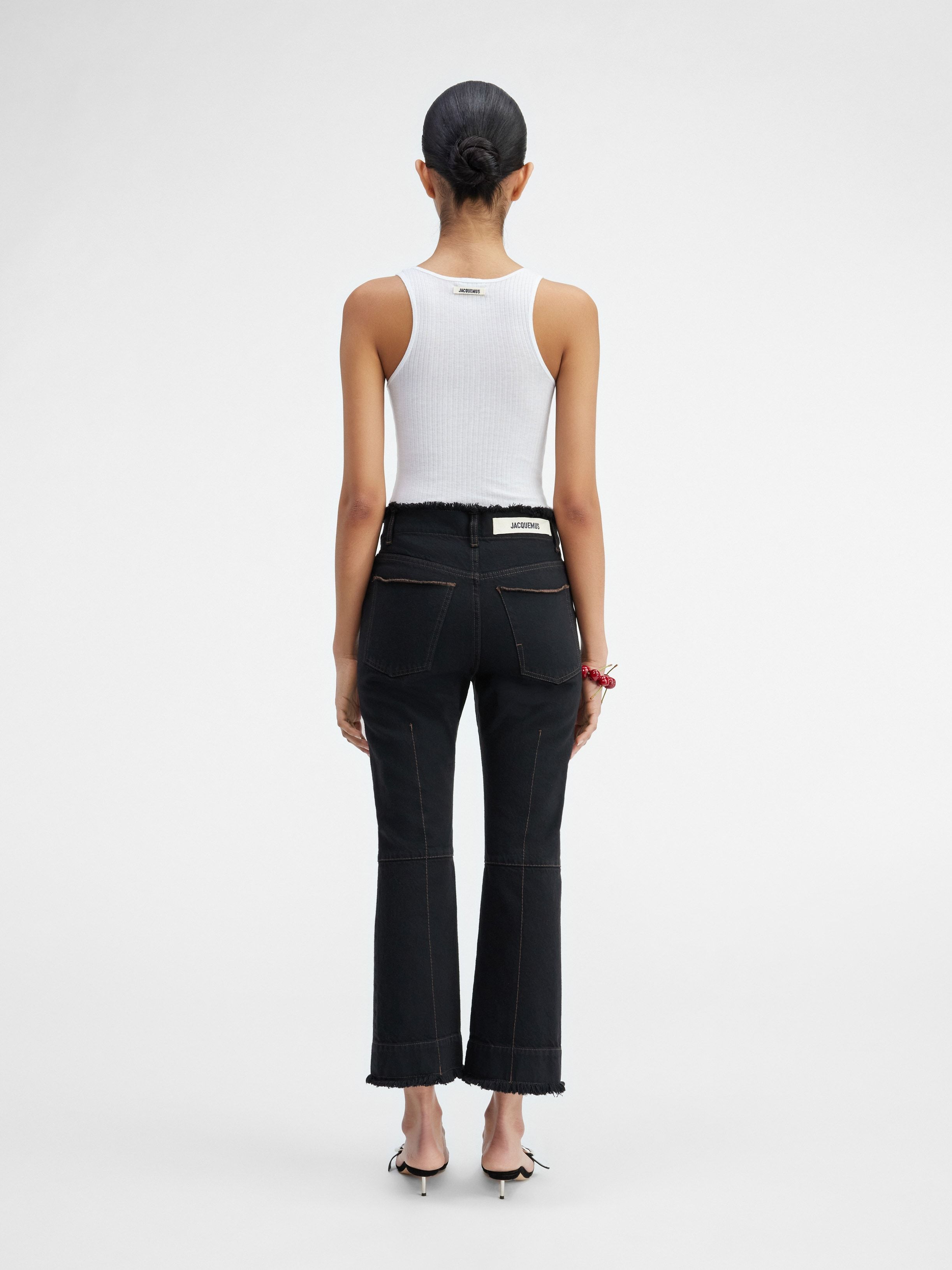 Jacquemus Frayed Cropped Jeans In Black