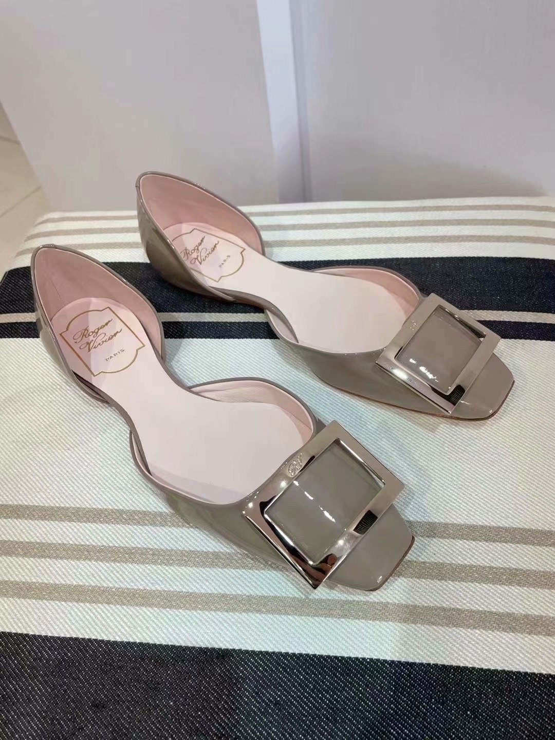 Roger Vivier Square Button Flat Soled Shoes In Nude