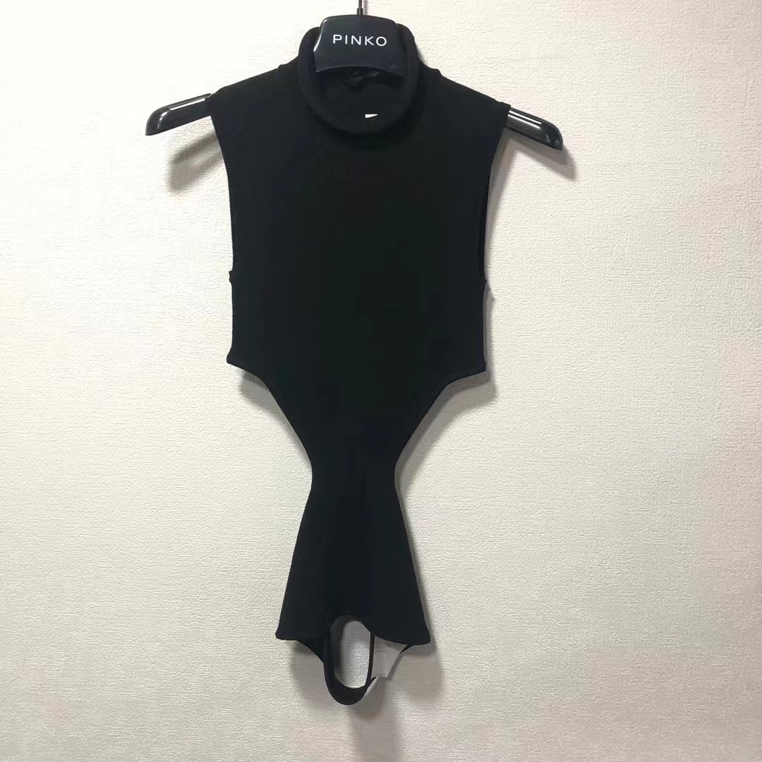 We11 Done Ribbed-knit Cut-out Top In Black