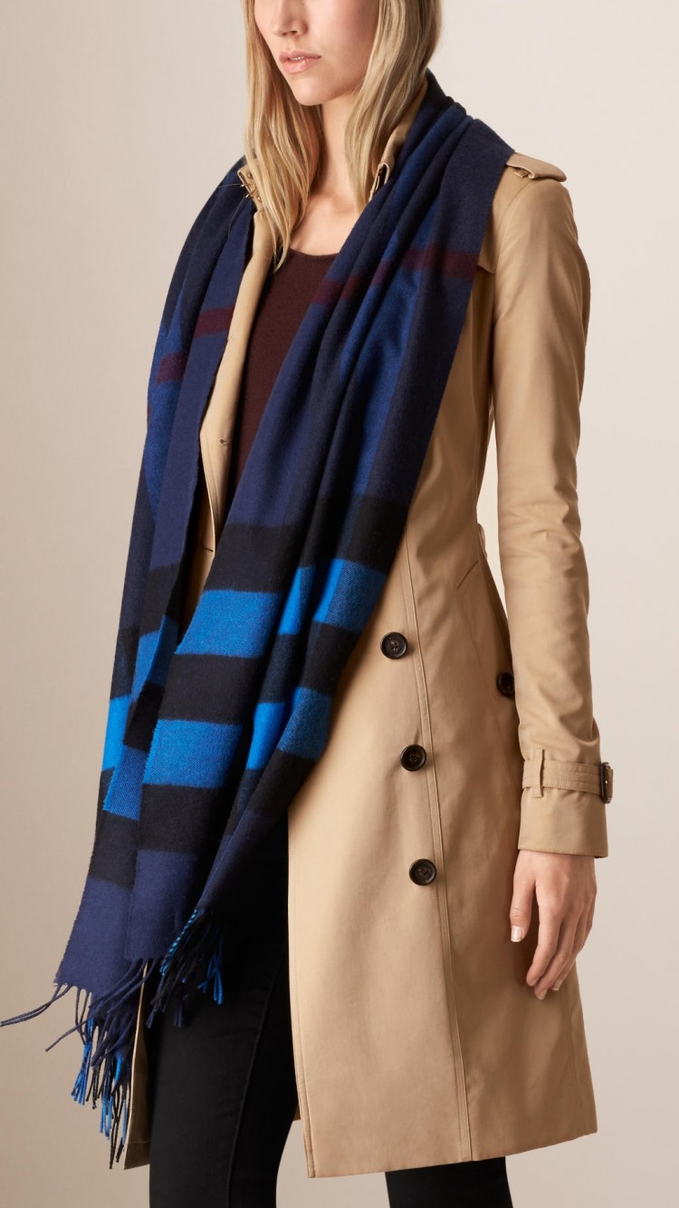 Burberry Plaid Cashmere Scarf In Black