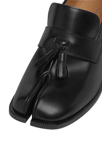 Maison Margiela Tabi Tassel-detail Leather Loafers In Black