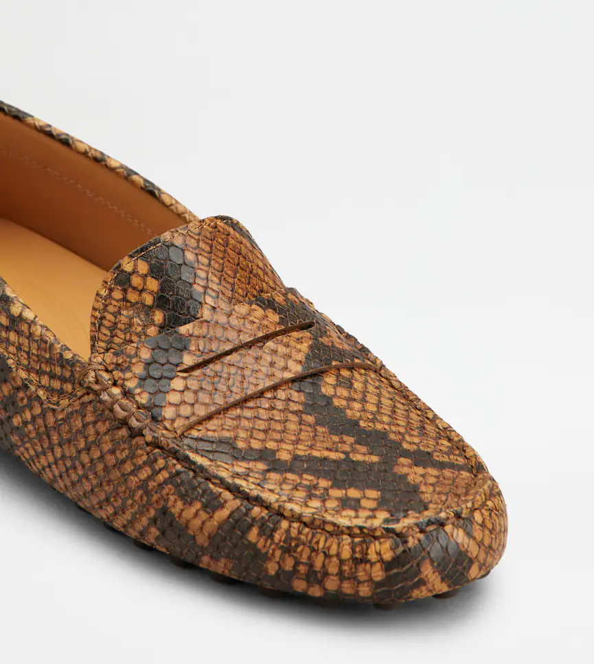 Tod's Loafer Mit Schlangen-print In Brown