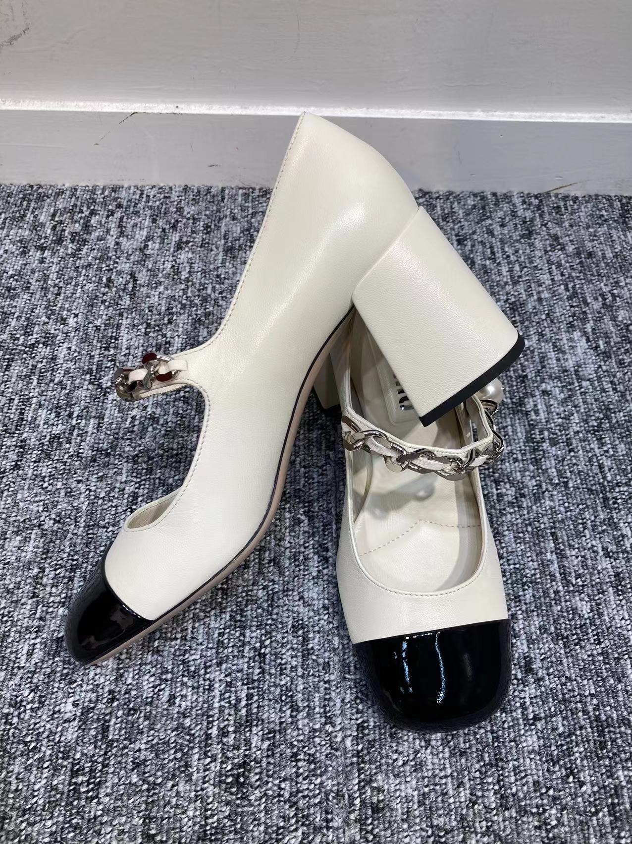 Miu Miu Elegant Sand Leather Pumps With 6.5 Cm Heel In White