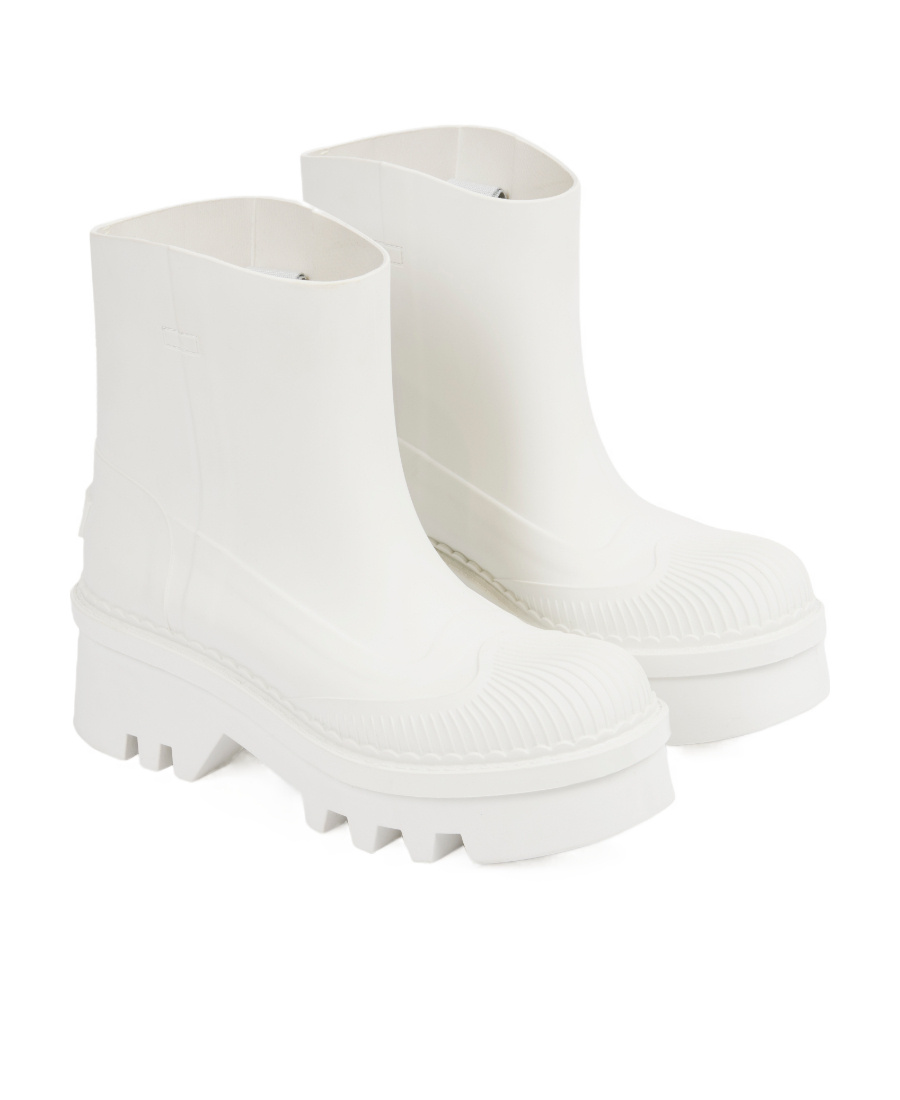Shop Chloé Round Toe Chelsea Boots In White
