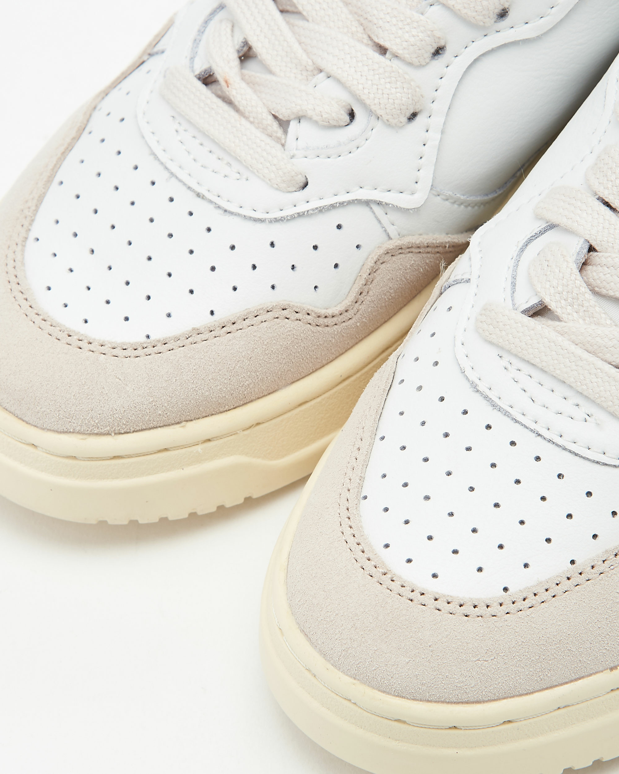 Autry 01 Sneakers In White Suede And Leather In Nude