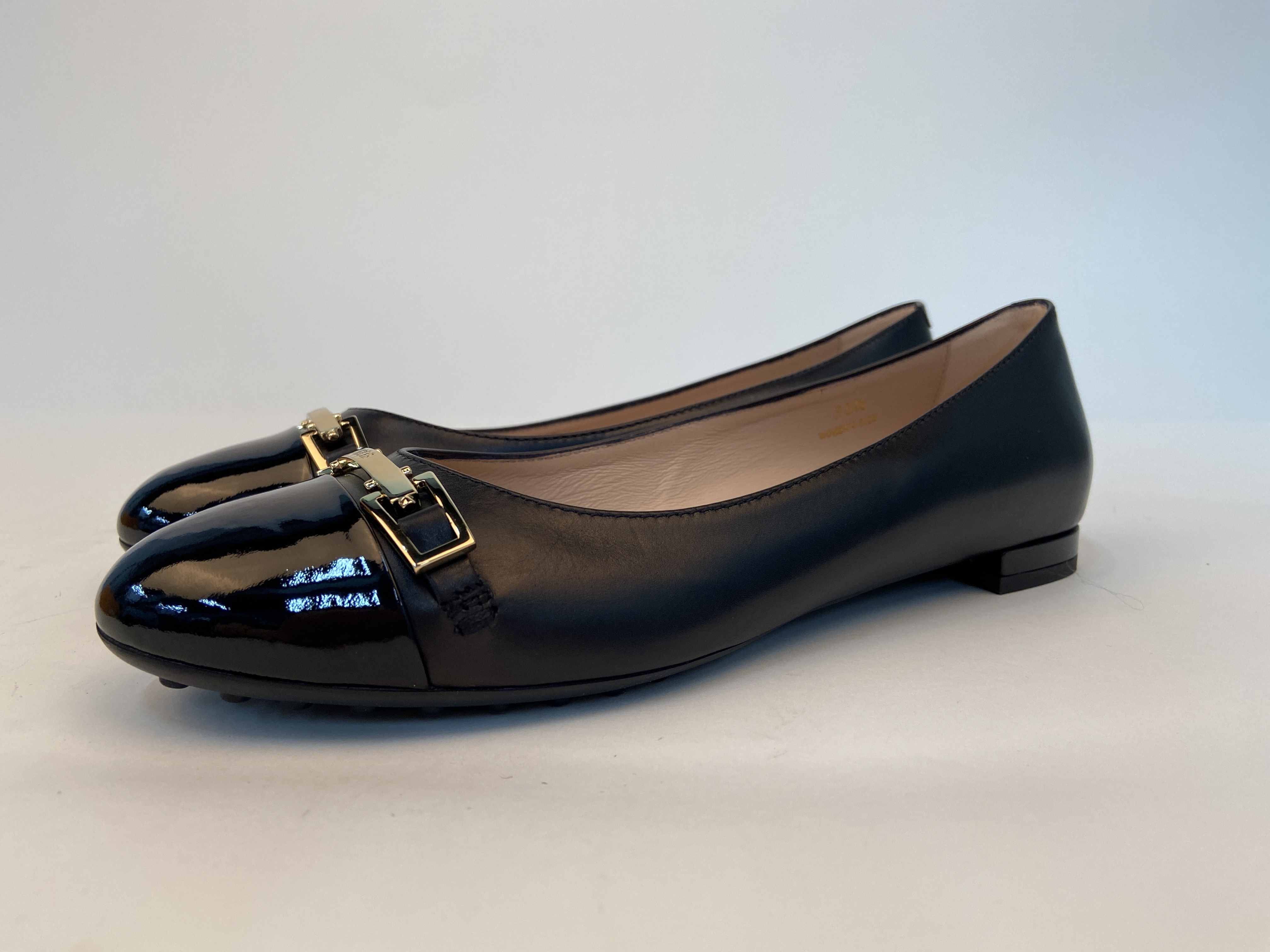 Tod's Round-headed Flat Shoes In Black