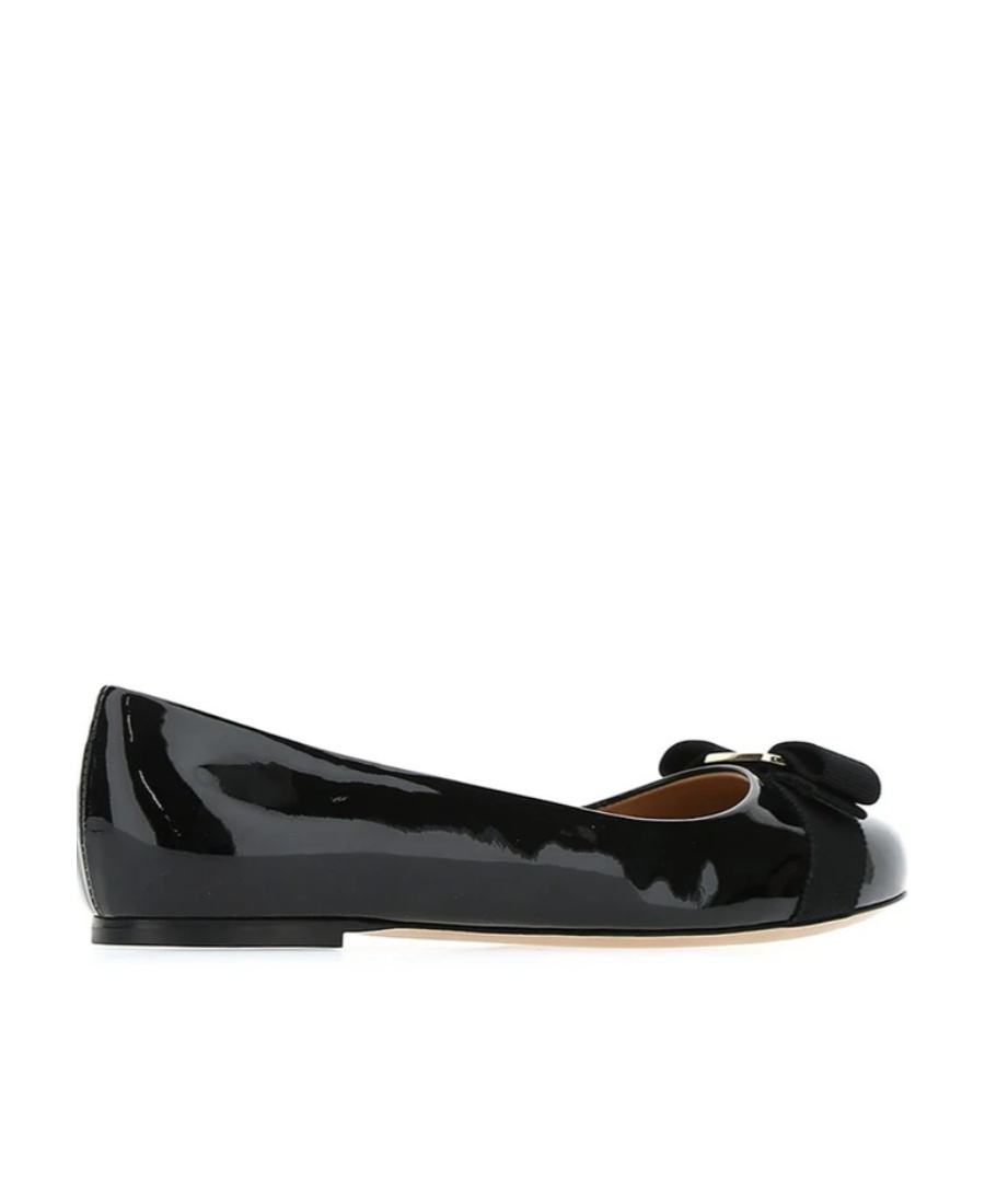 Ferragamo Varina Bow-embellished Patent-leather Ballet Flats In Black