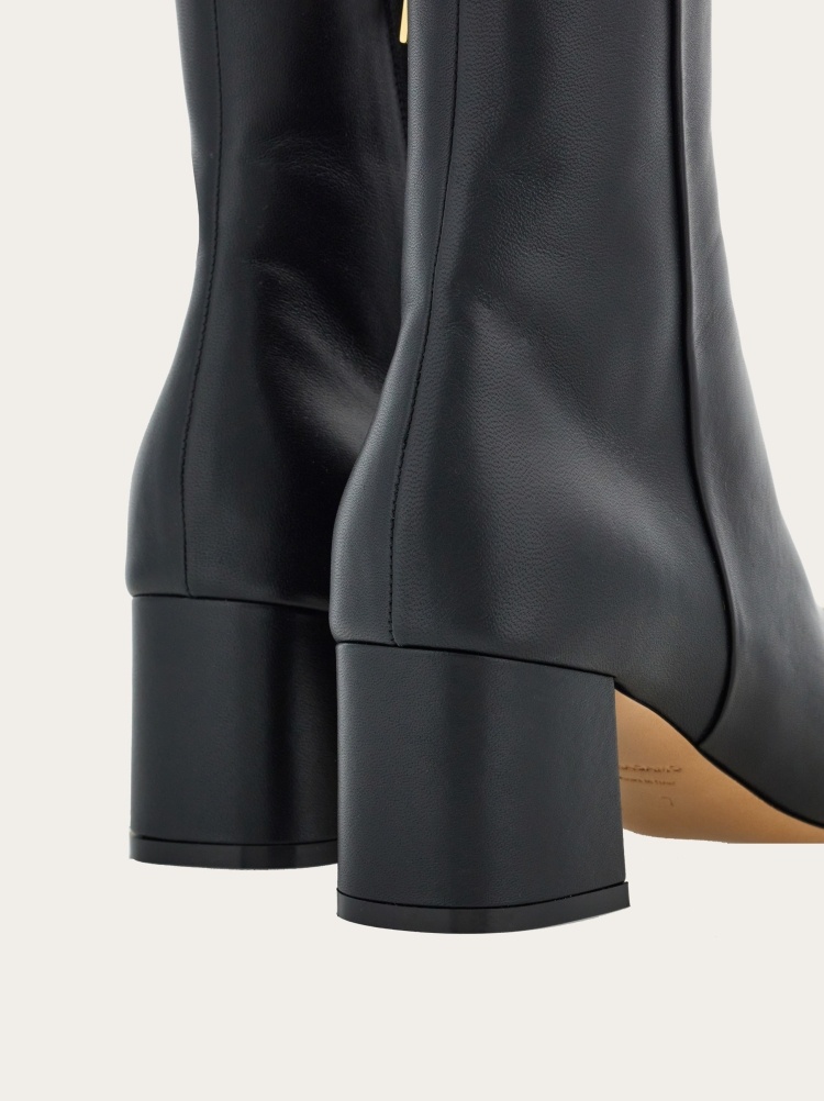 Ferragamo Logo Boots In Black
