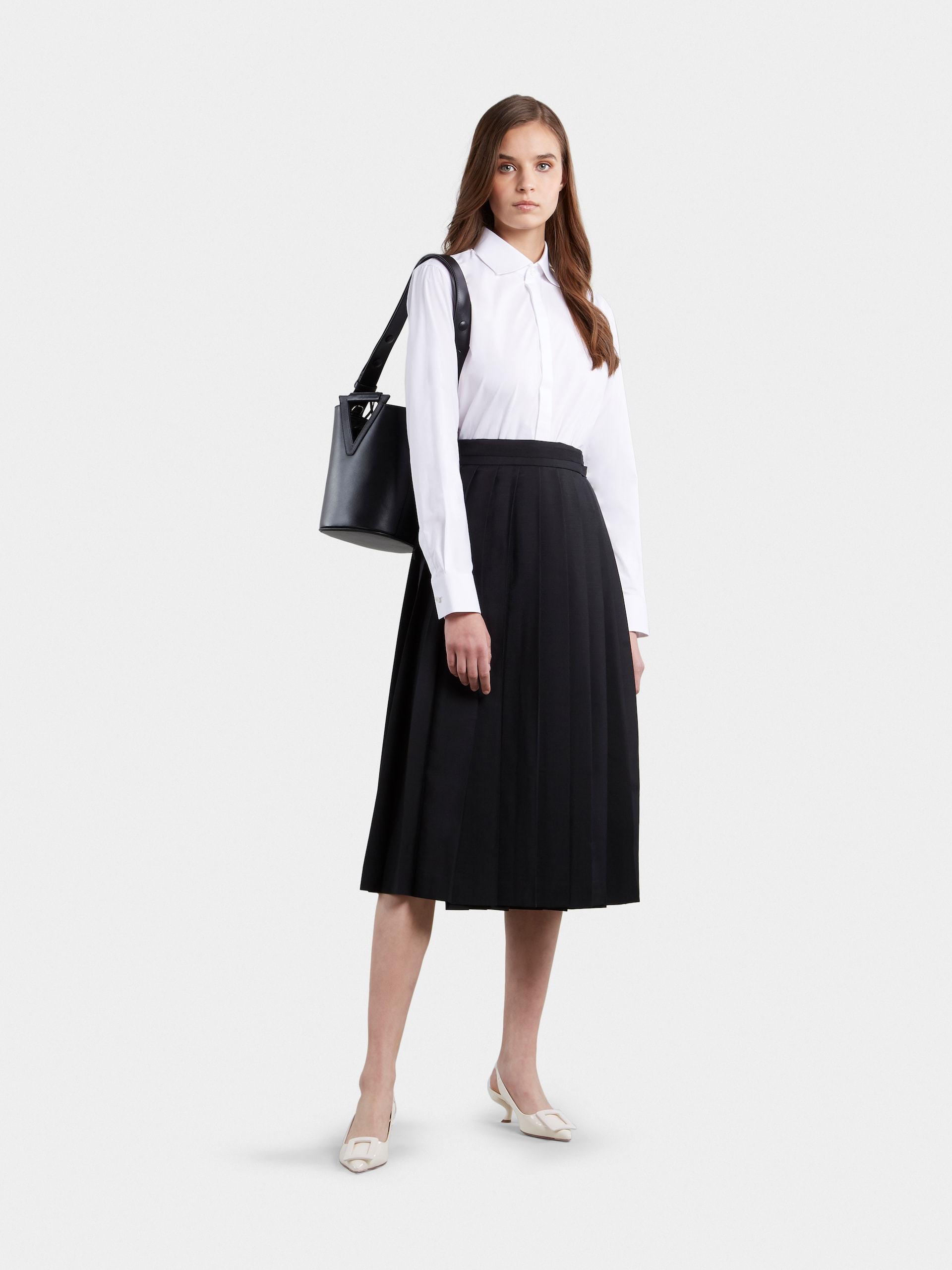 Roger Vivier Rv Medium Bucket Bag In Black