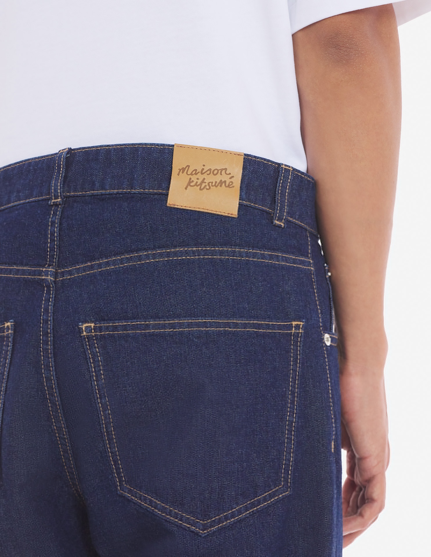 MAISON KITSUNÉ MAISON KITSUNÉ STRAIGHT-LEG MID RISE JEANS