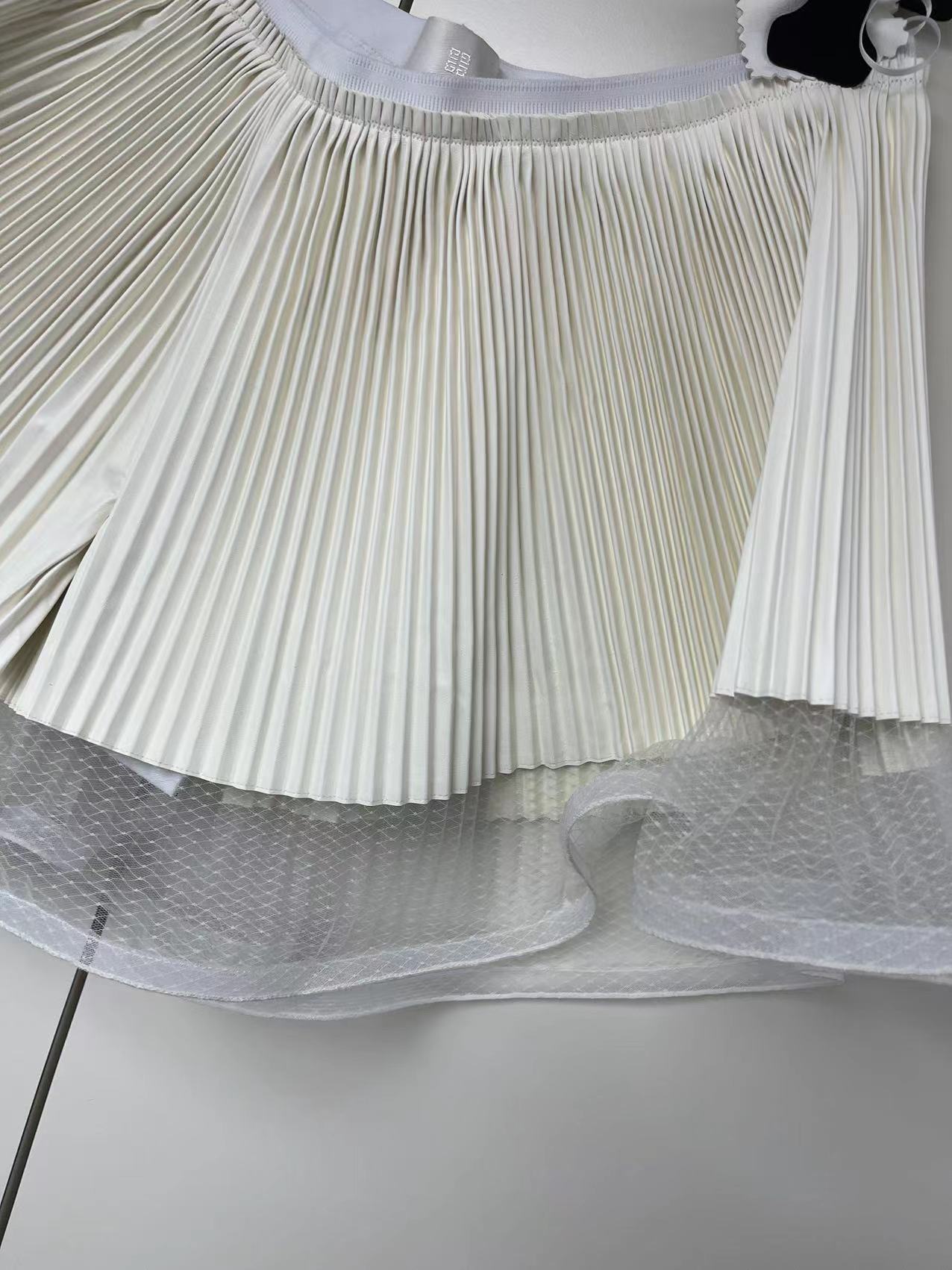 Givenchy Pleated Shorts With Lotus Leaf Edges In White