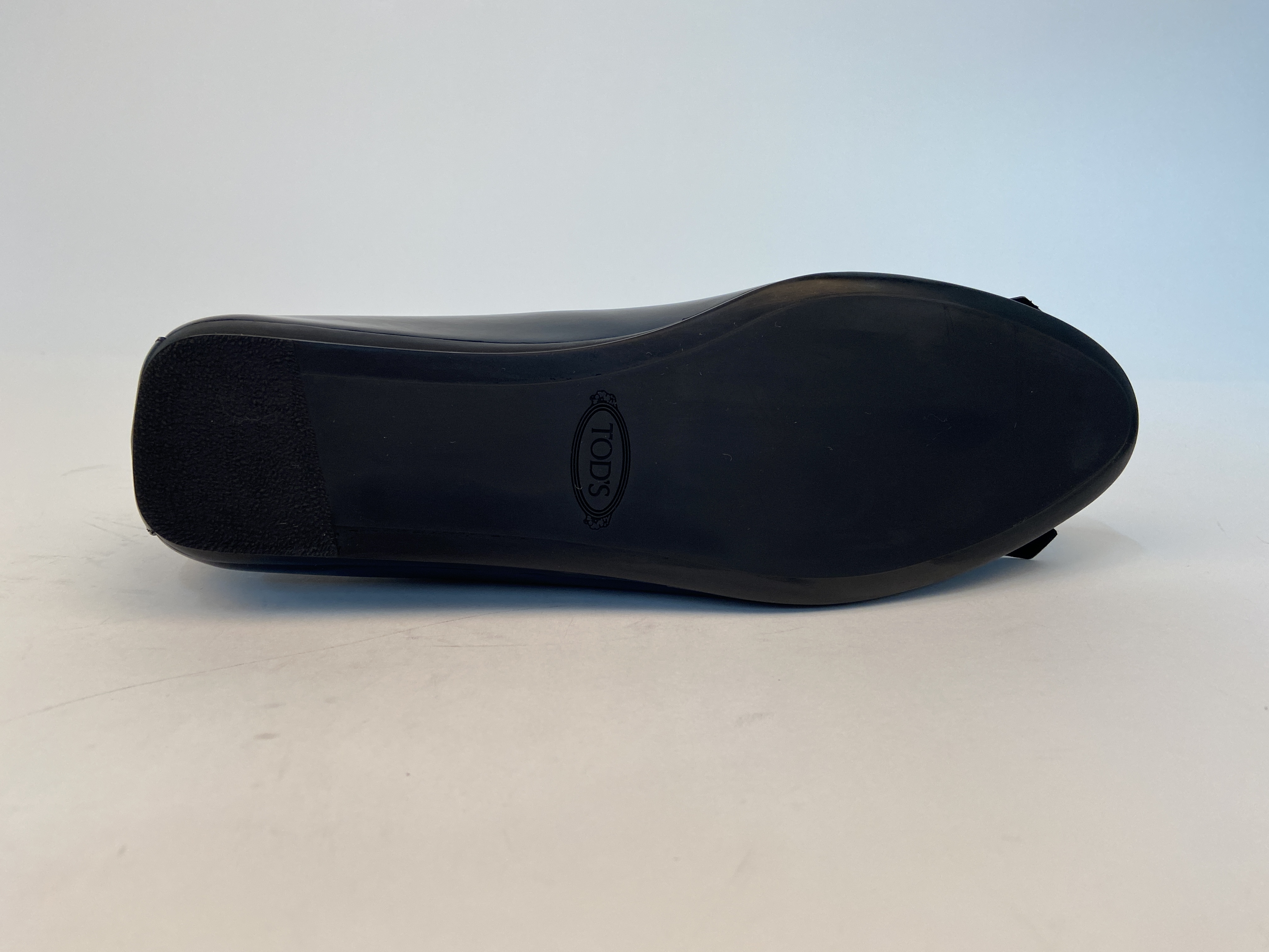 Tod's Round-headed Flat Shoes In Black