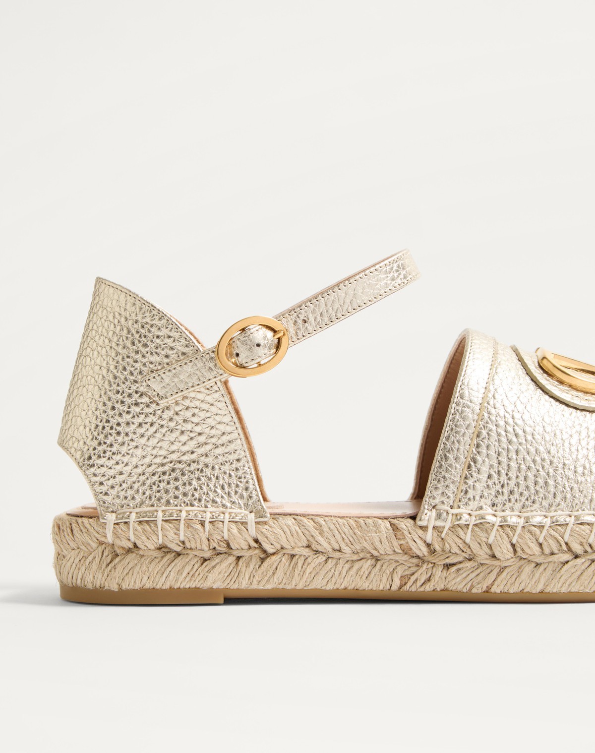 Valentino Garavani Vlogo Signature Ballerina In Laminated Grainy Calfskin 25mm Woman Platinum 42 In Nude