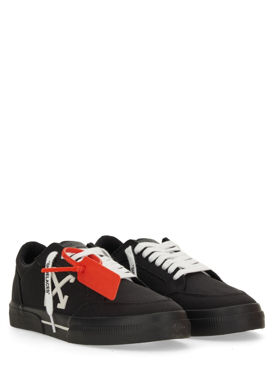 Off-white Round-toe Low-top Casual Shoes In Black