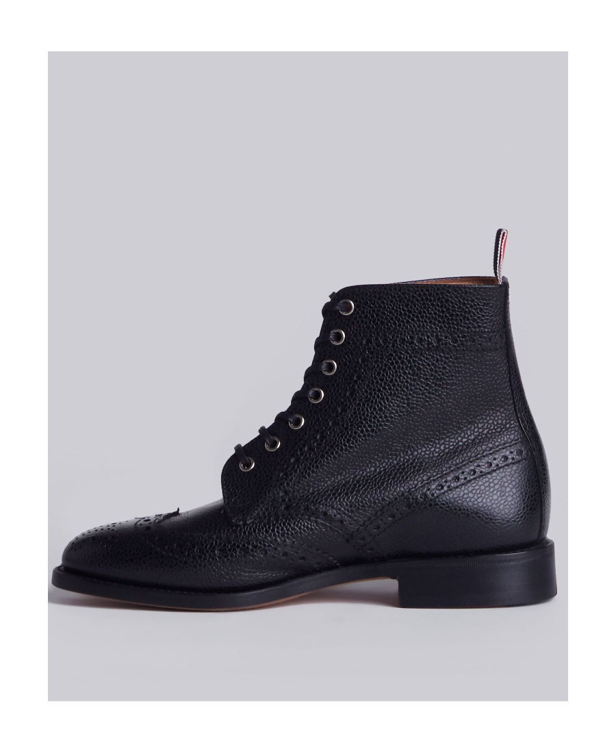 THOM BROWNE WINGTIP BROGUE BOOT WITH LEATHER SOLE IN BLACK PEBBLE GRAIN