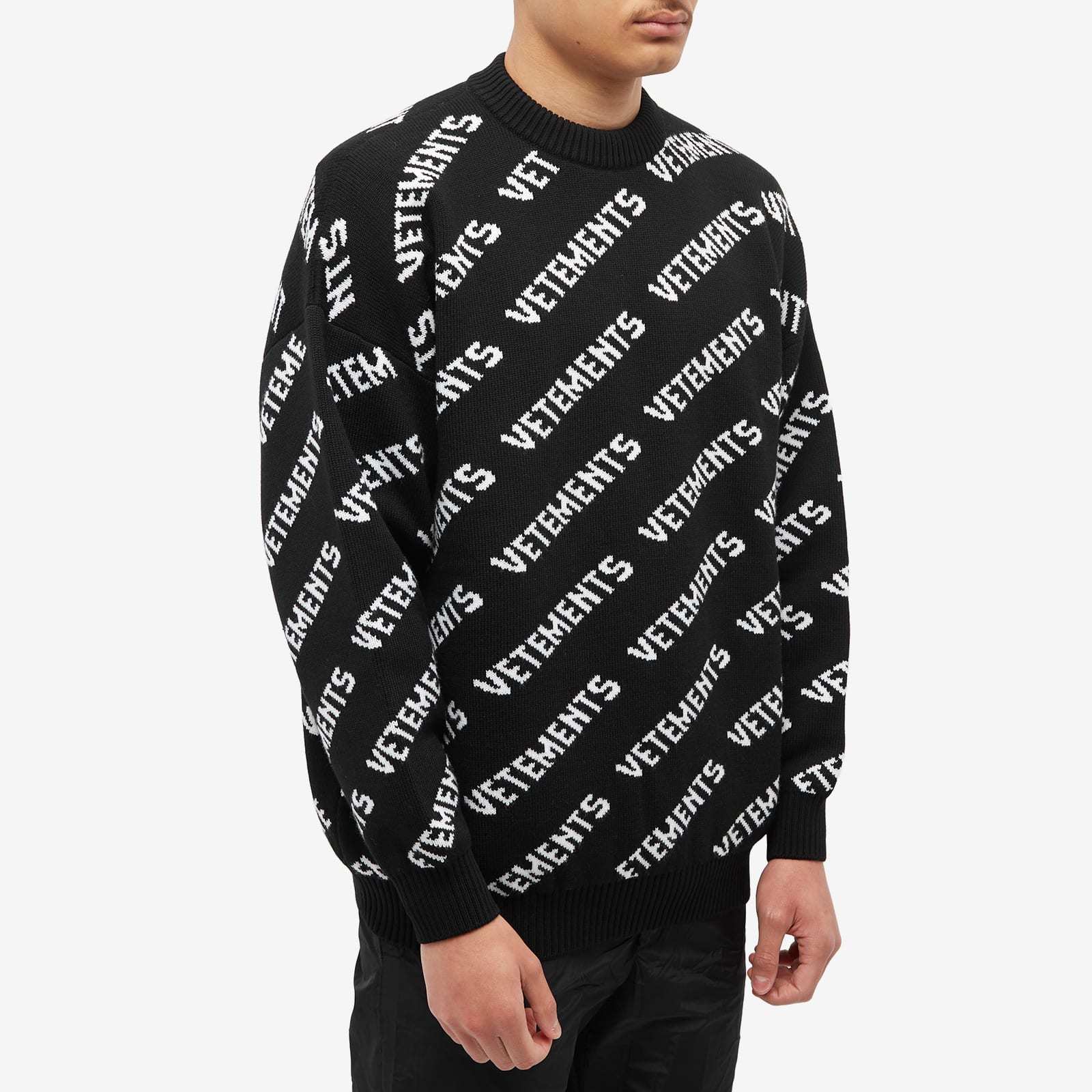 Vetements Long-sleeved Round-neck Sweater In Black