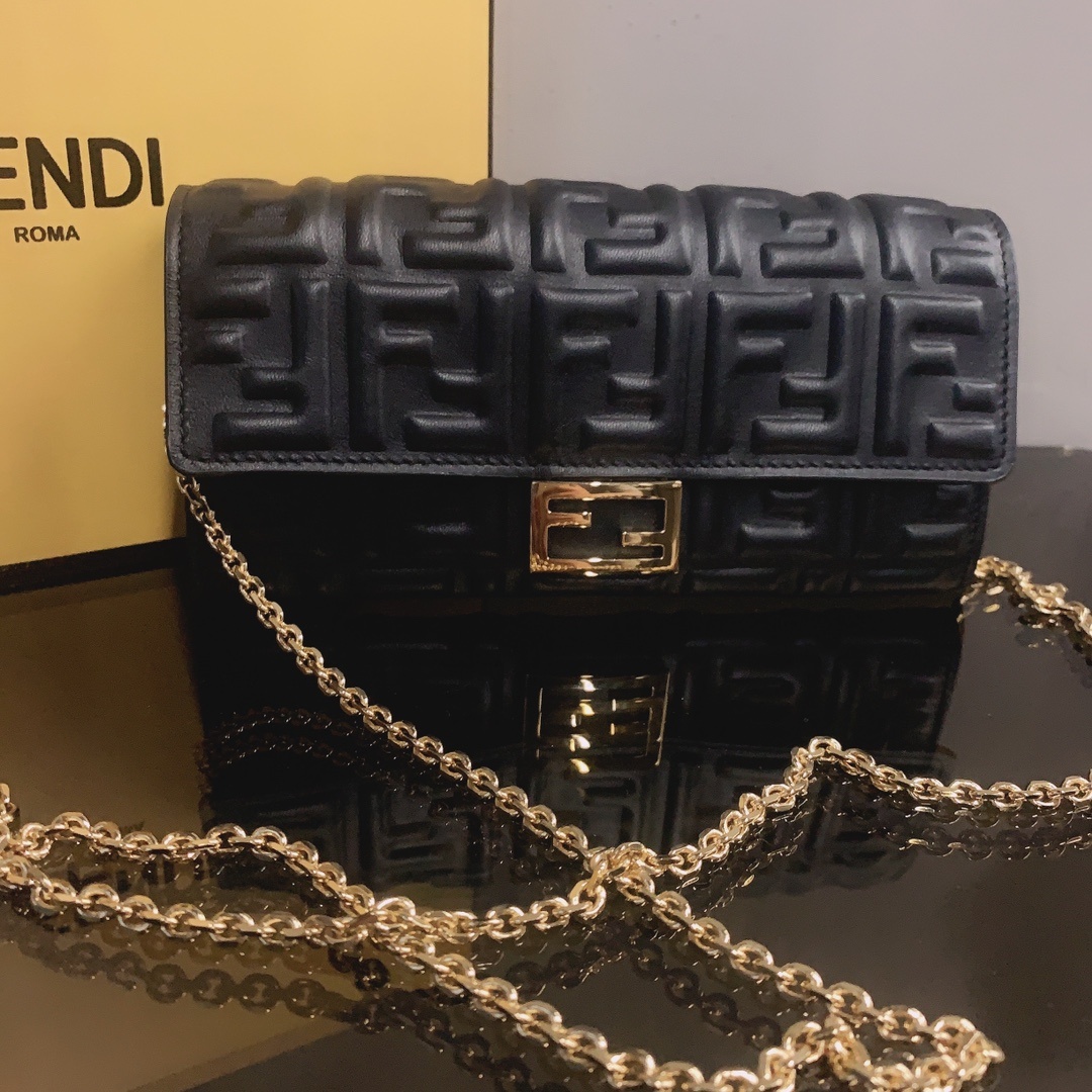 Fendi Baguette Leather Wallet On Chain In Black