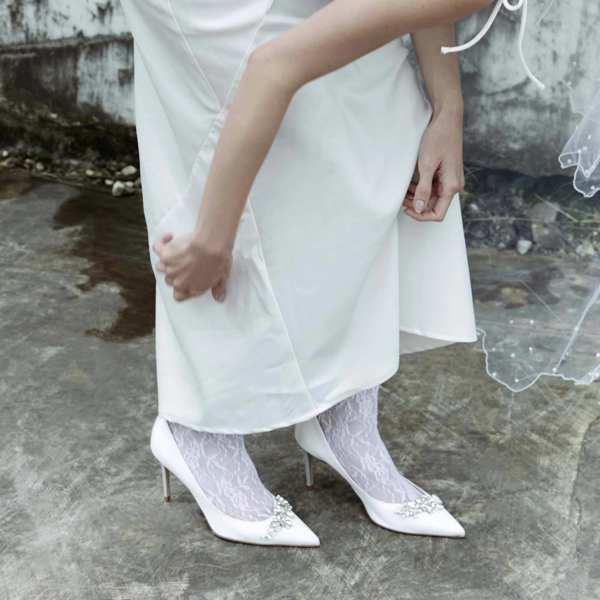 Scarosso Greta Embellished Pointed-toe Pumps In White