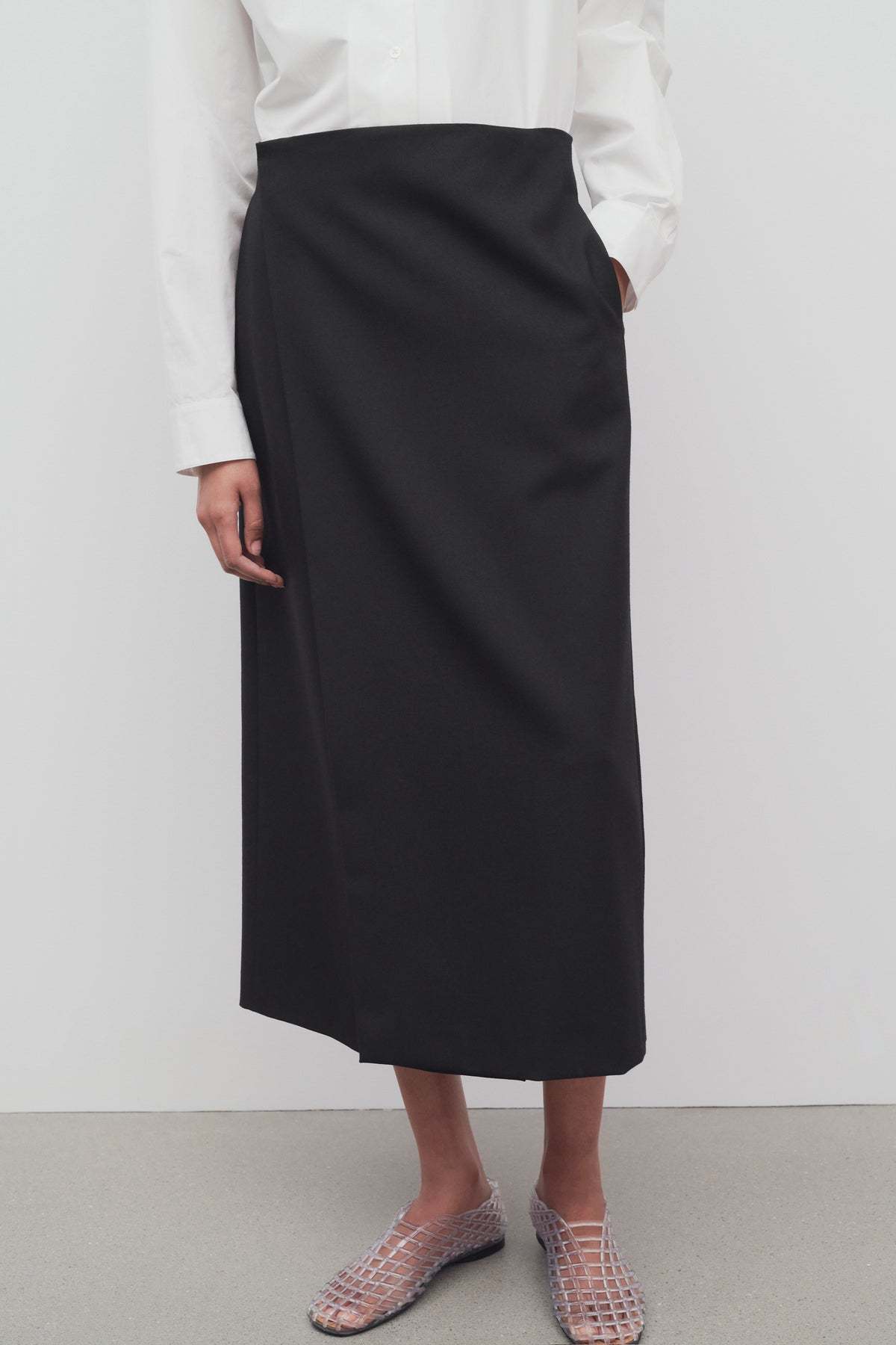 The Row Kavi Wool Crepe Midi Skirt In Black