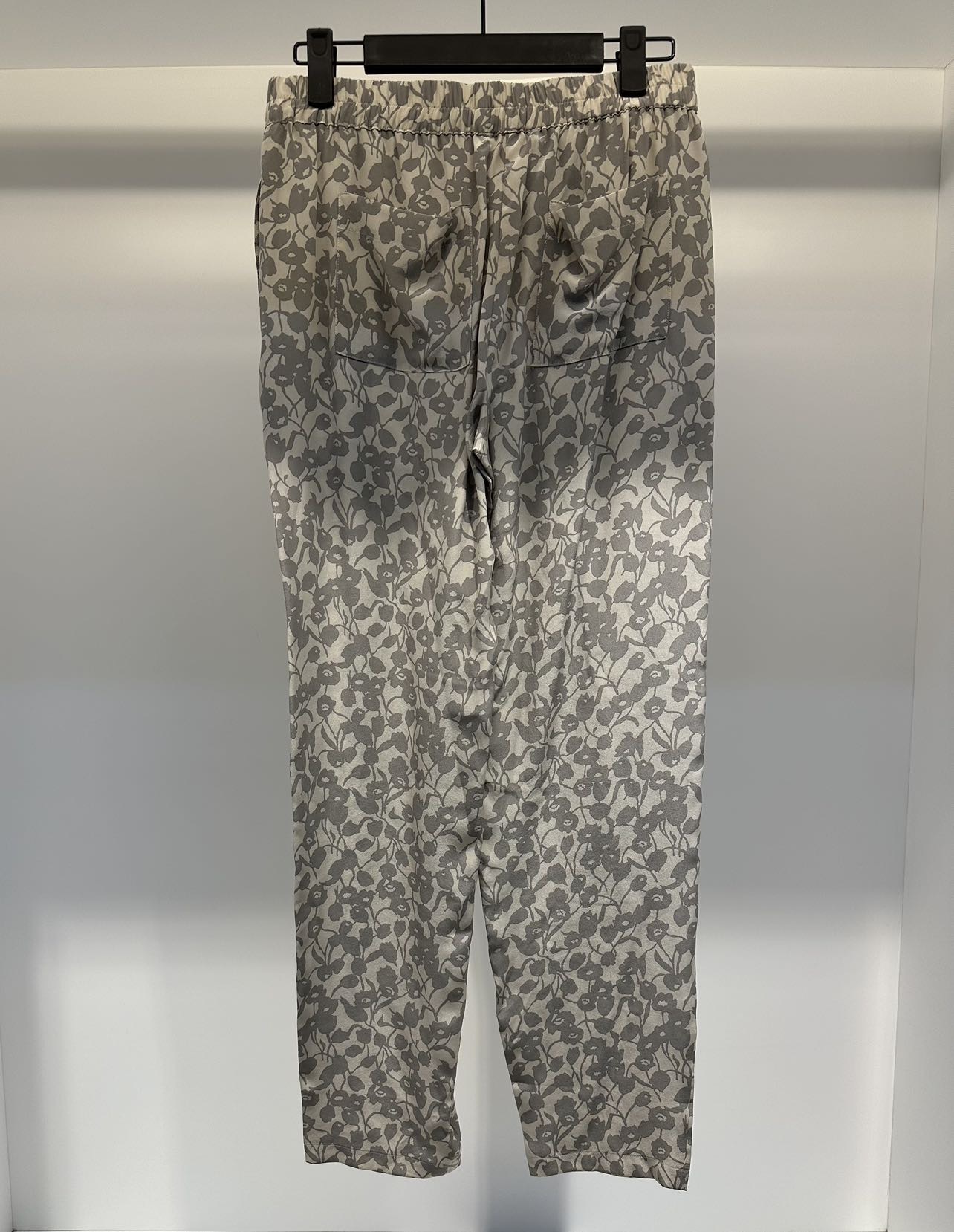 Weekend Max Mara Flower Casual Pants In Gray