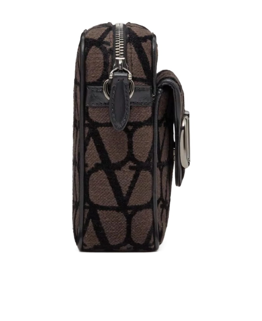 Valentino Vlogo Logo-plaque Messenger Bag In Black