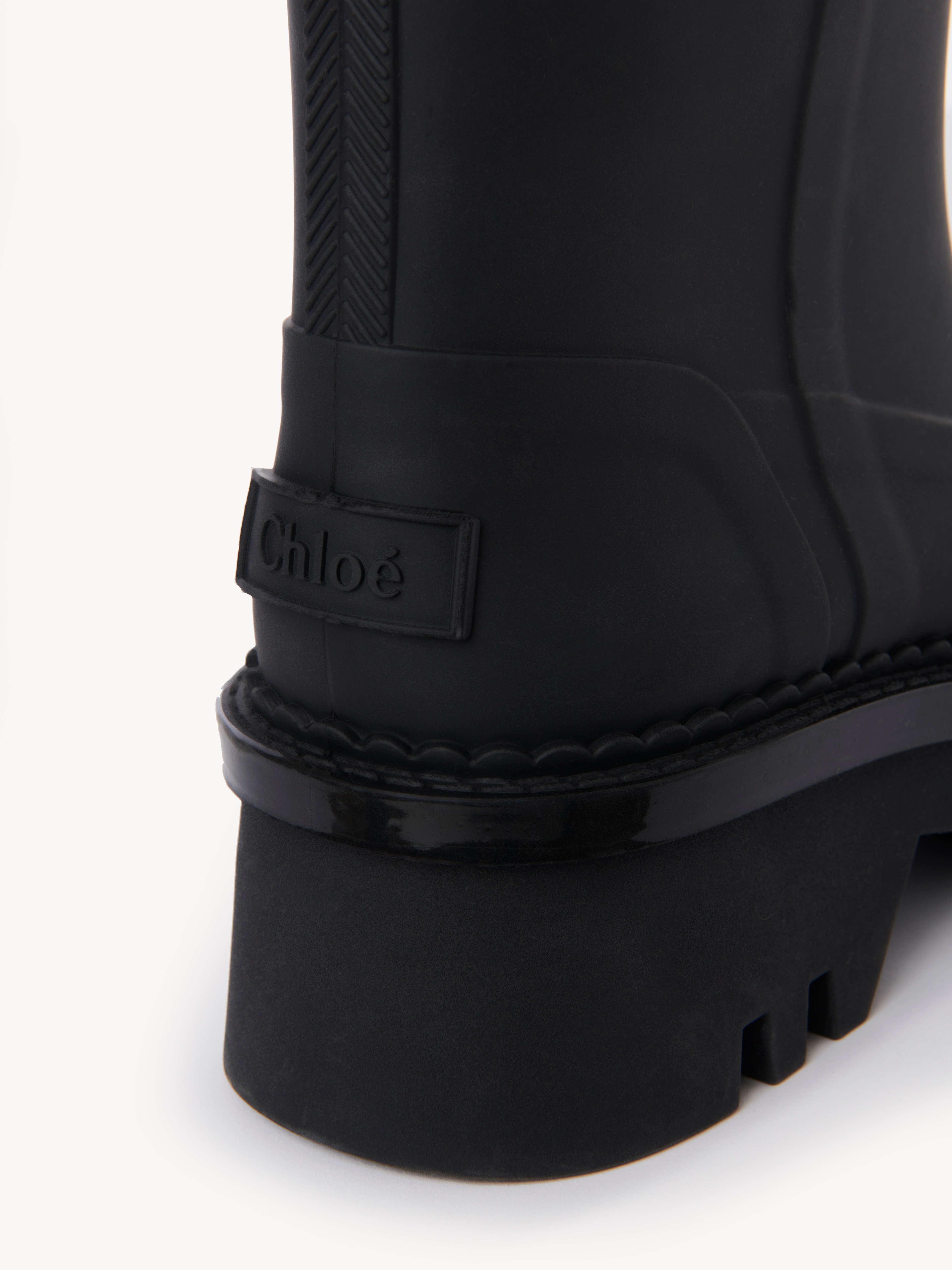 Chloé Elegant Mini Rain Boots With Scallop Detailing In Black