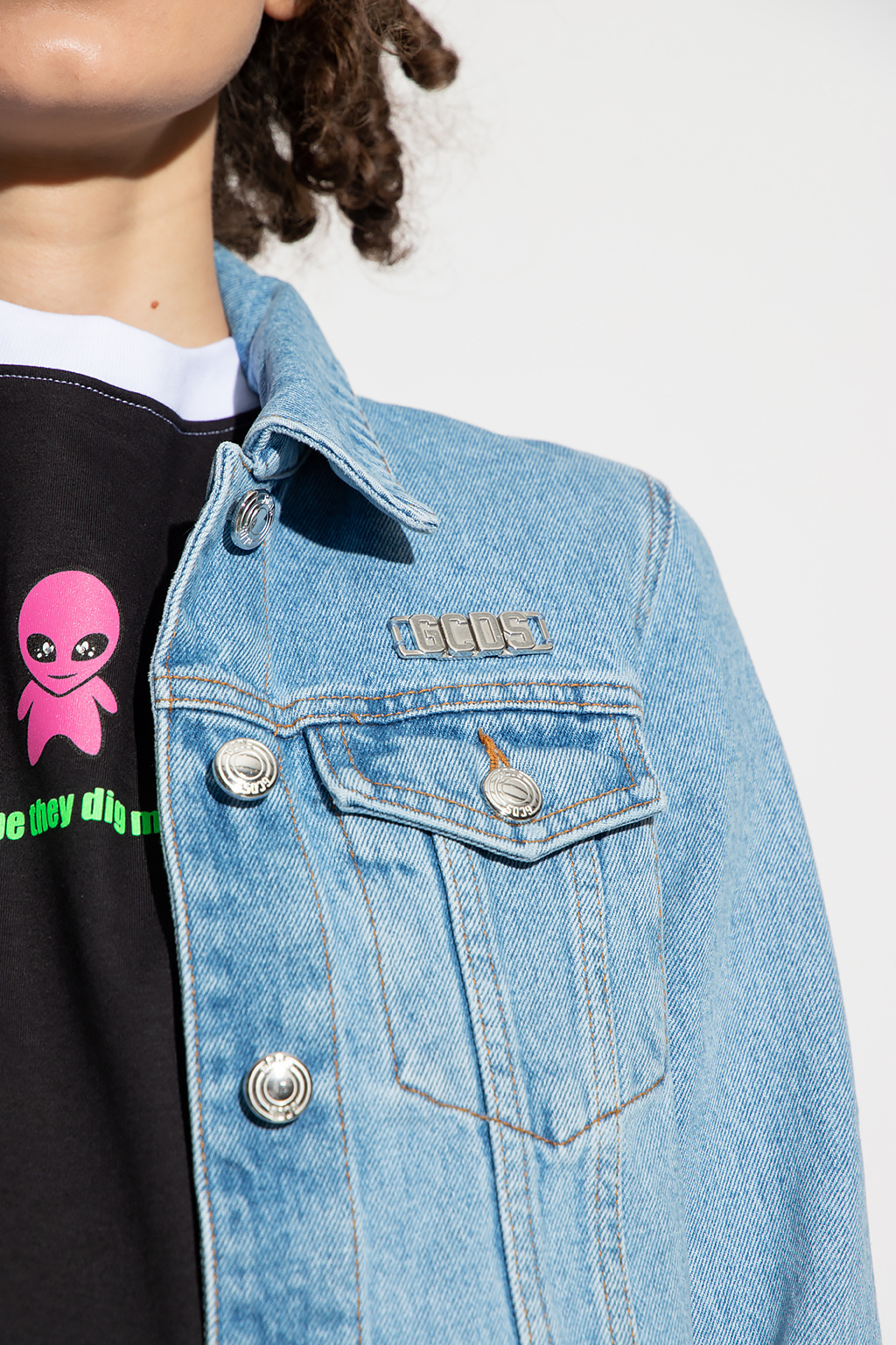 GCDS LOGO-PLAQUE CROPPED DENIM JACKET