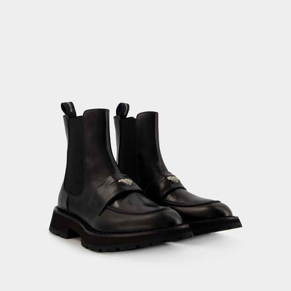 Alexander Mcqueen Calf-leather Pointed-tip Mules In Black