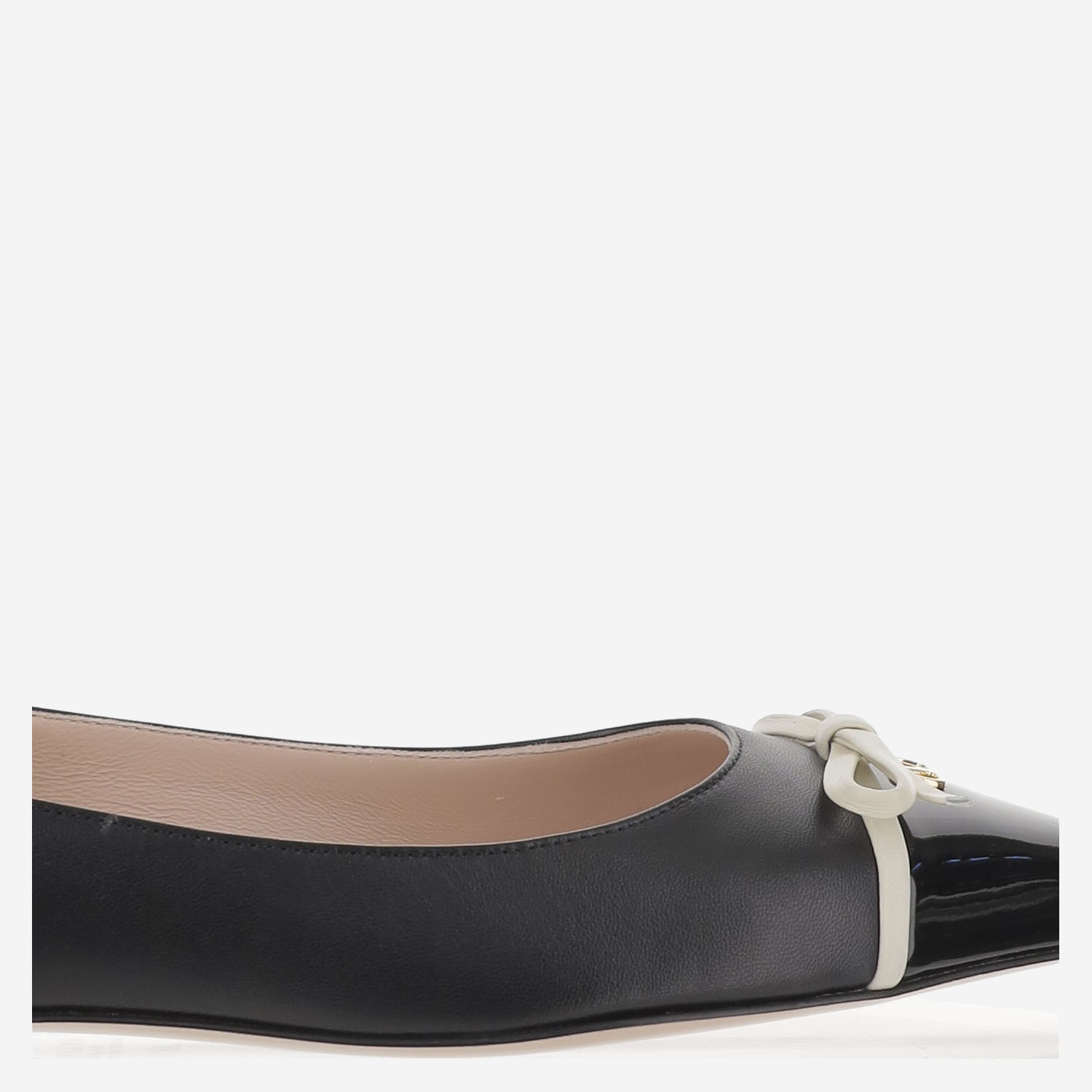 Valentino Garavani Bepointy Leather Ballets In Black