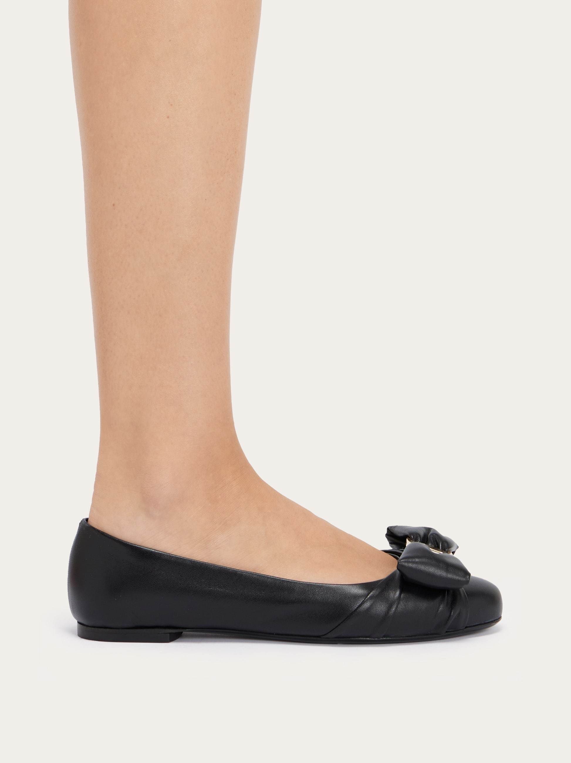 Ferragamo Vara Bowtie Ballet Flat Shoes In Black