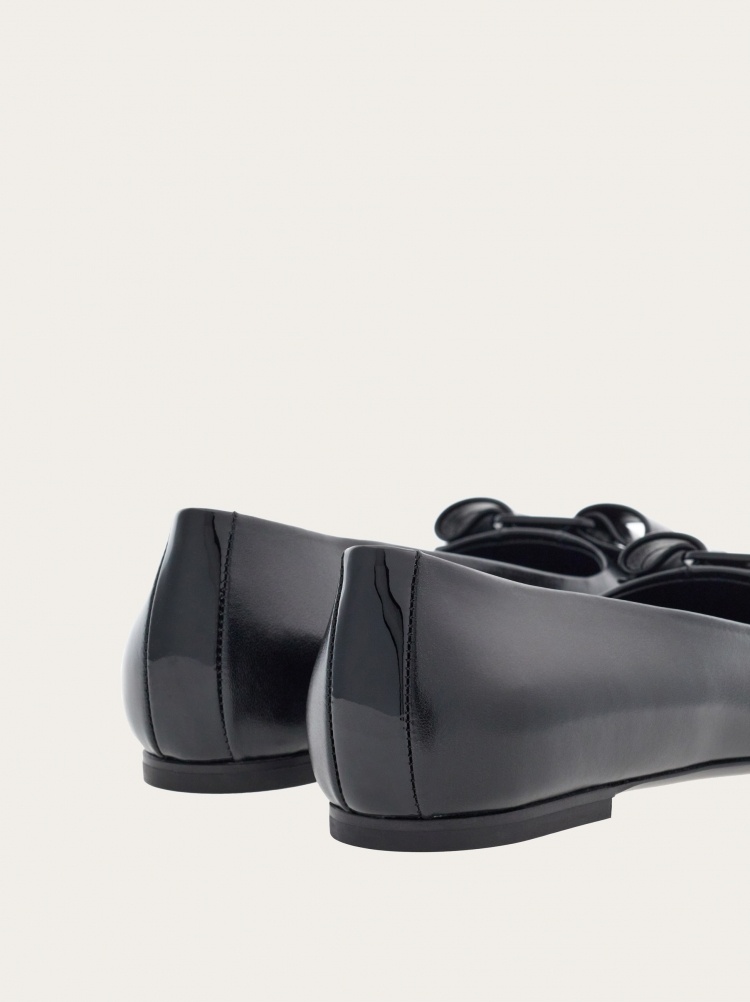 Ferragamo Black Leather Siwar Ballerina Flats In Black