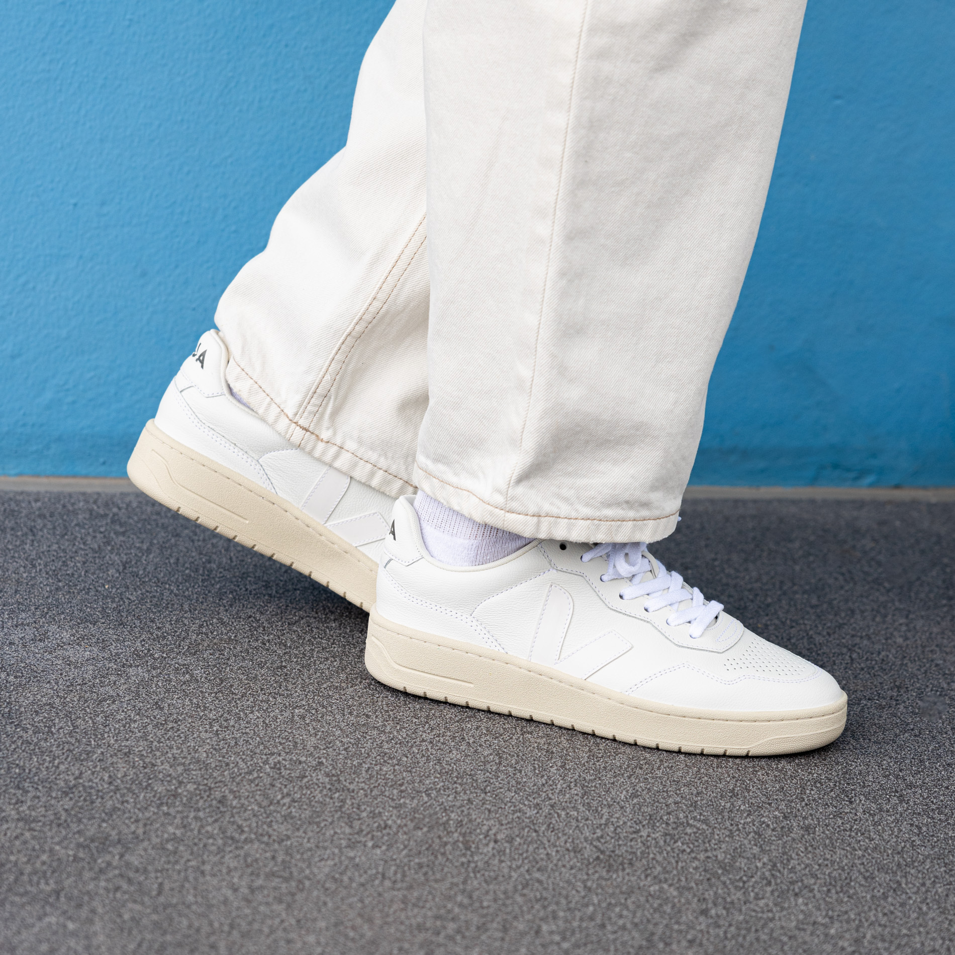 VEJA VEJA V-90 LACE-UP SNEAKERS