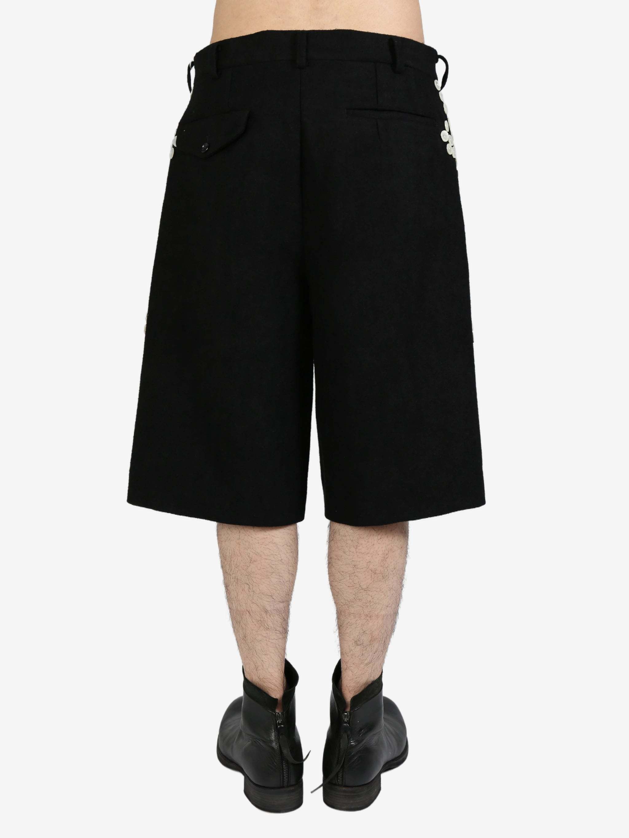 COMME DES GARÇONS DECORATIVE BUTTON TAILORED SHORT
