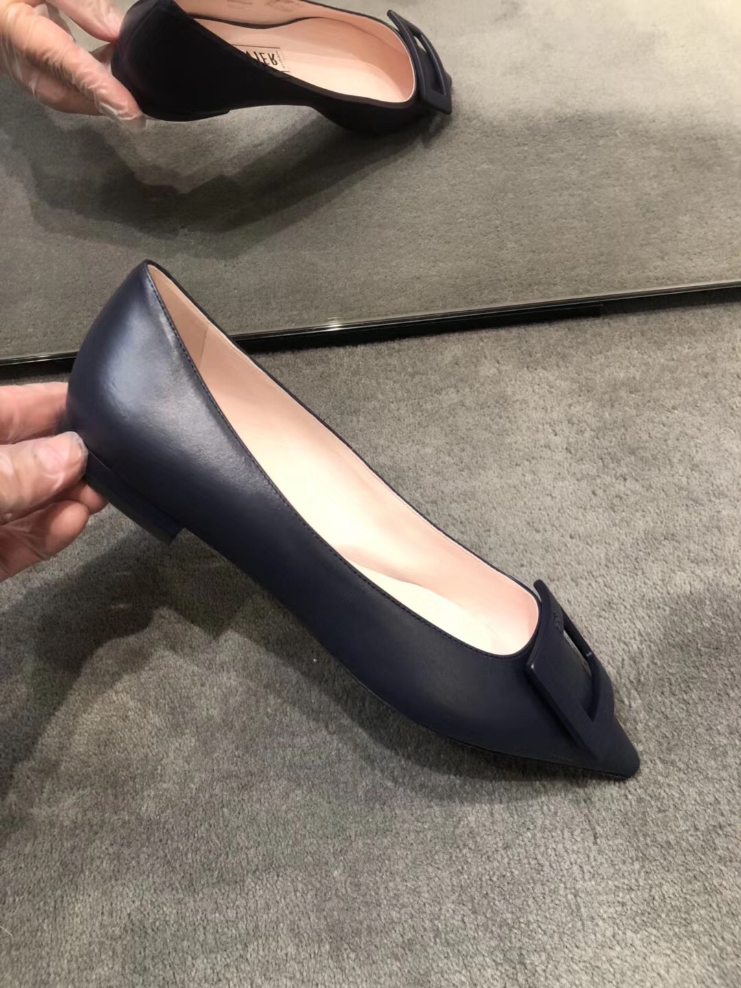 Roger Vivier Gommettine Leather Ballet Flats With Tonal Buckle In Black