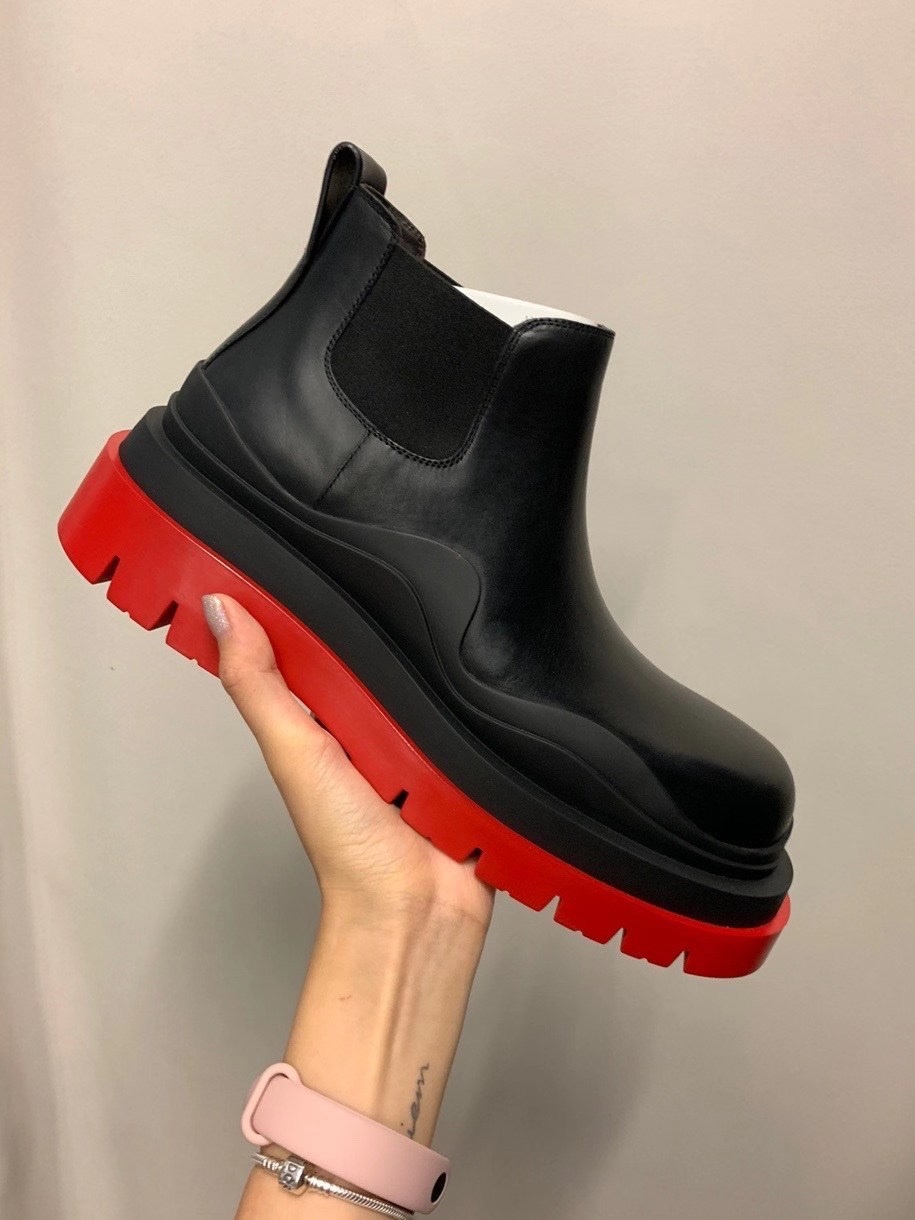 Bottega Veneta Tire Chelsea Boots In Black