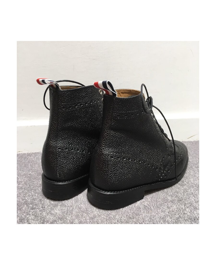 THOM BROWNE WINGTIP BROGUE BOOT WITH LEATHER SOLE IN BLACK PEBBLE GRAIN